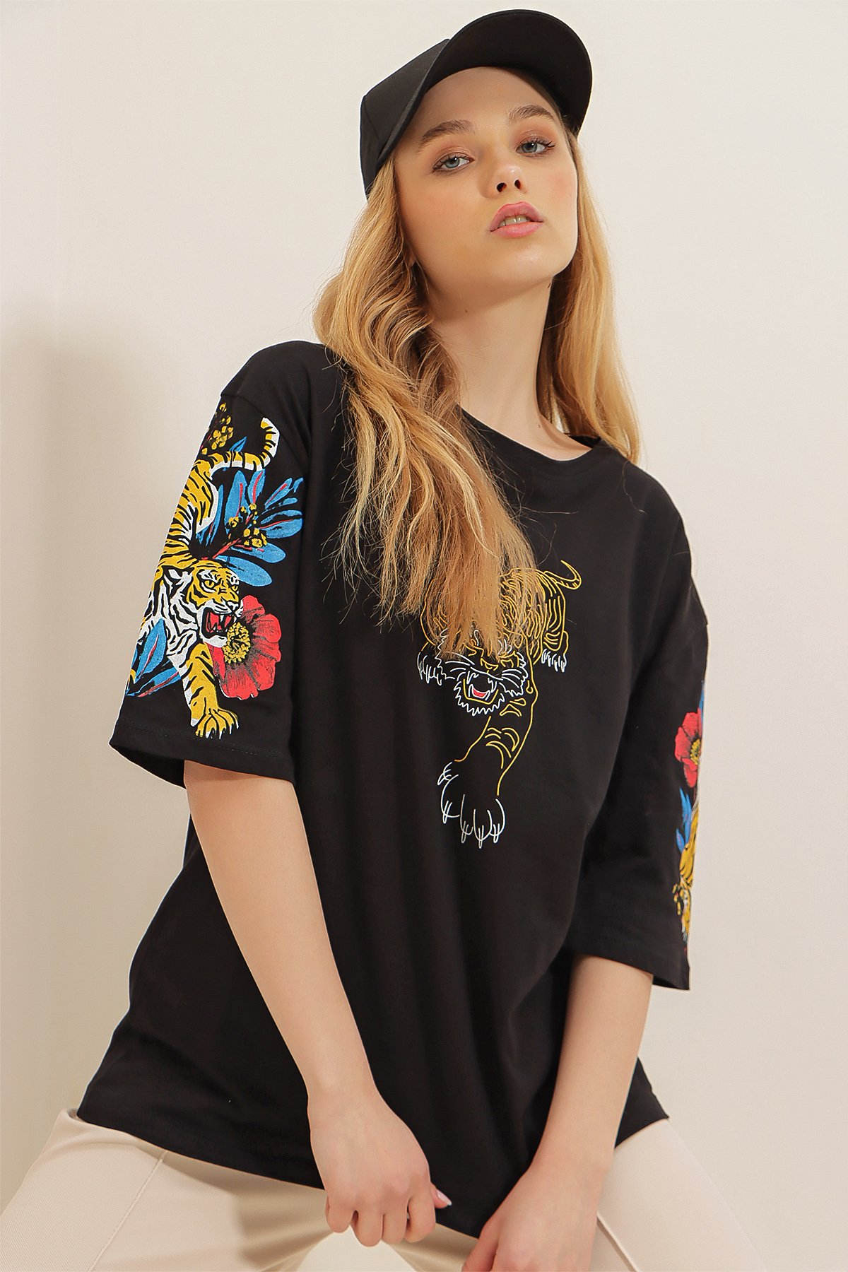 Bisiklet Yaka Önü Ve Kolları Dijital Baskılı Oversize %100 Pamuk T-Shirt - Siyah