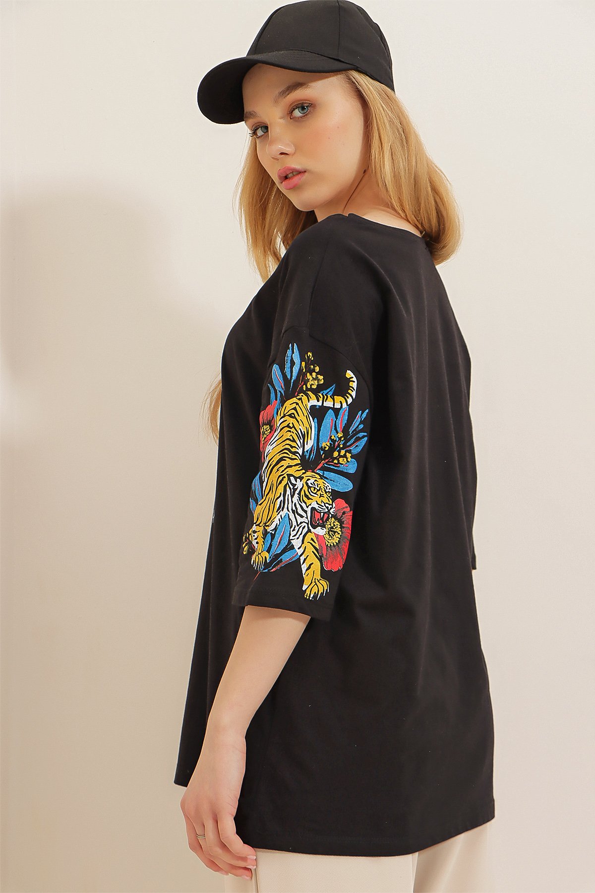 Bisiklet Yaka Önü Ve Kolları Dijital Baskılı Oversize %100 Pamuk T-Shirt - Siyah