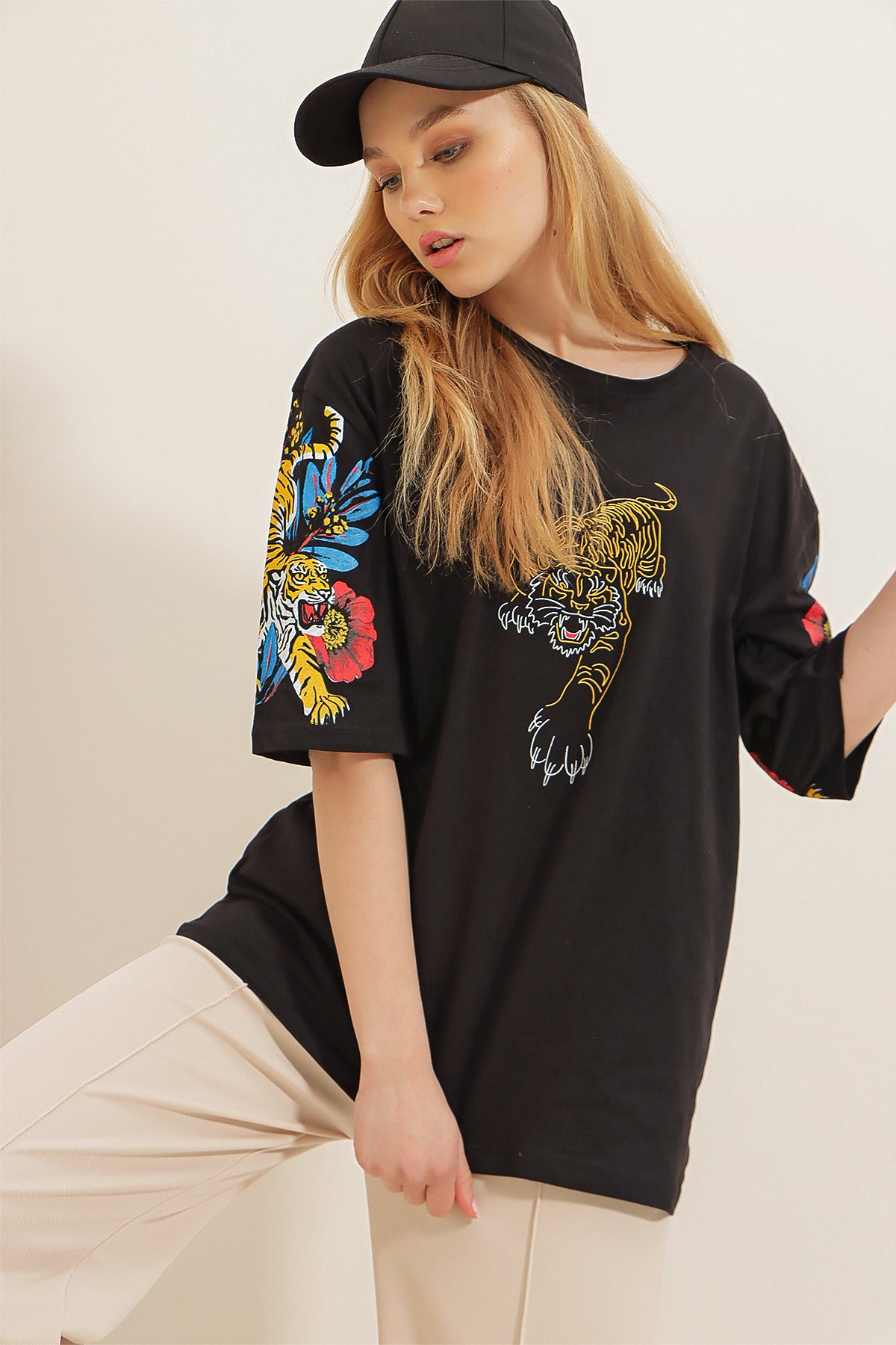 Bisiklet Yaka Önü Ve Kolları Dijital Baskılı Oversize %100 Pamuk T-Shirt - Siyah