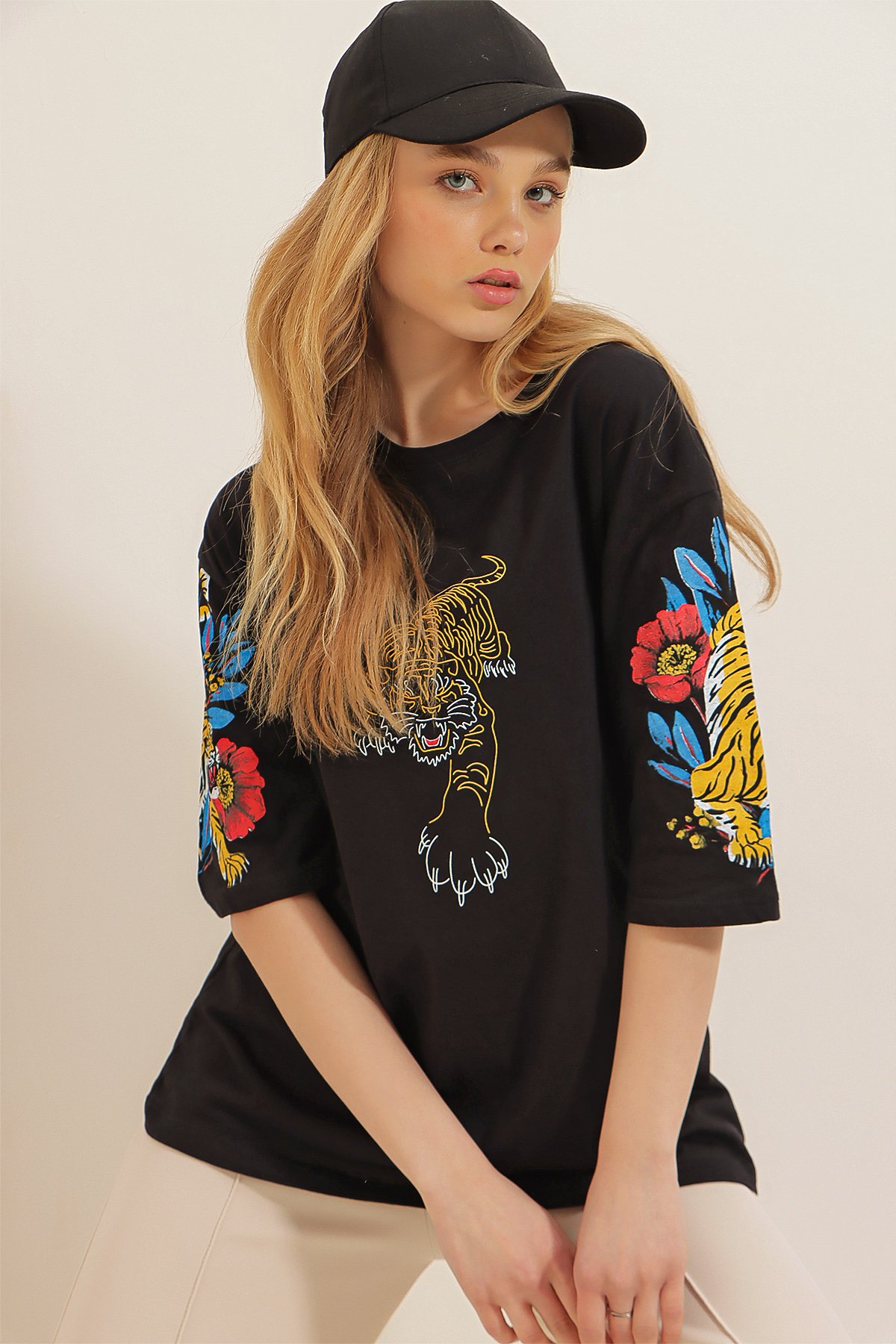 Bisiklet Yaka Önü Ve Kolları Dijital Baskılı Oversize %100 Pamuk T-Shirt - Siyah