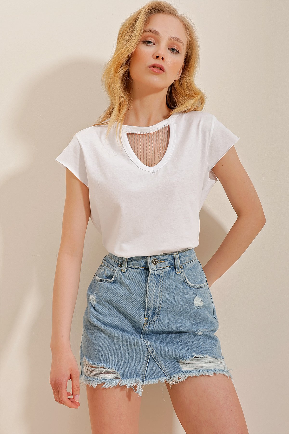 Bisiklet Yaka Pencere Ve Zincir Detaylı Pamuk T-Shirt - Beyaz