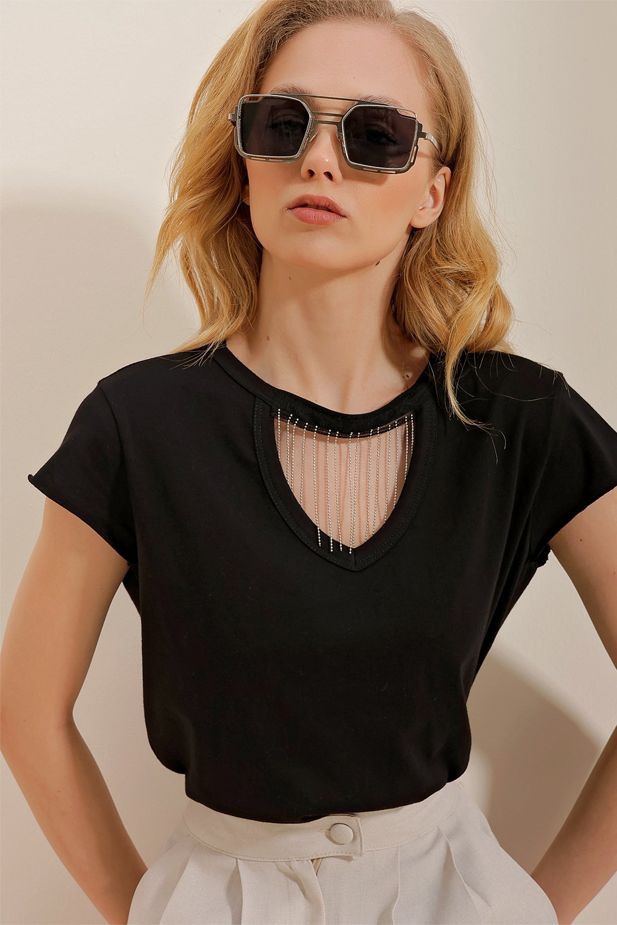 Bisiklet Yaka Pencere Ve Zincir Detaylı Pamuk T-Shirt - Siyah