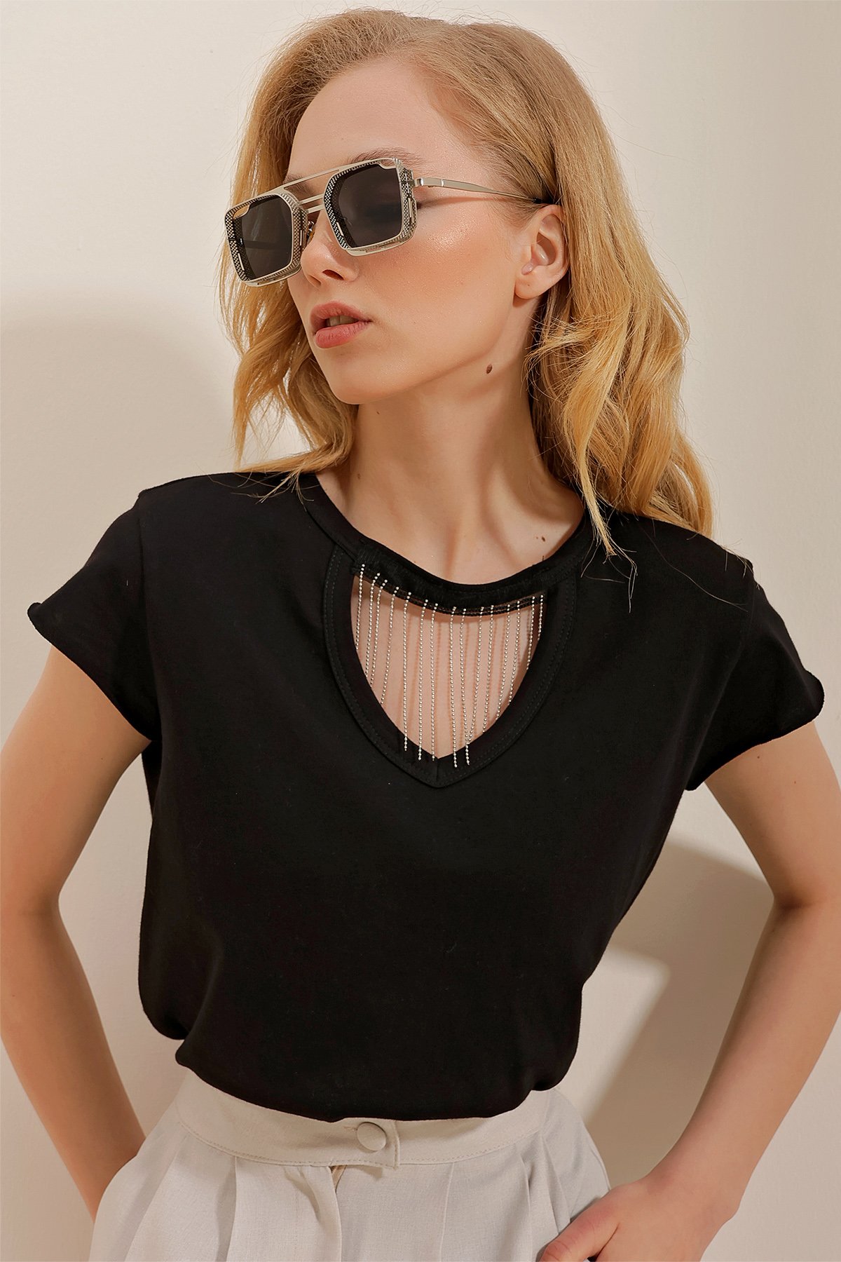 Bisiklet Yaka Pencere Ve Zincir Detaylı Pamuk T-Shirt - Siyah