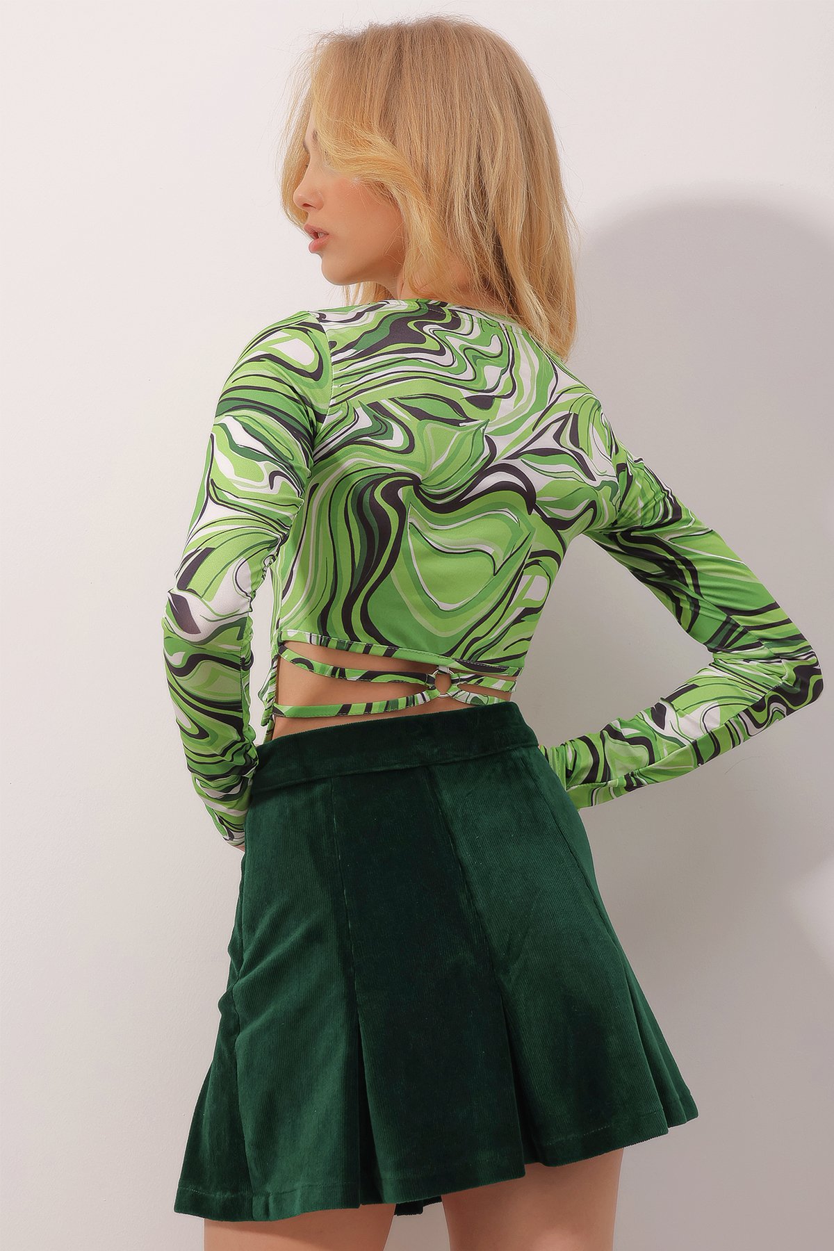 Bisiklet Yaka Sırt Bel Detaylı Dijital Desenli Crop Sandy Bluz - Yeşil