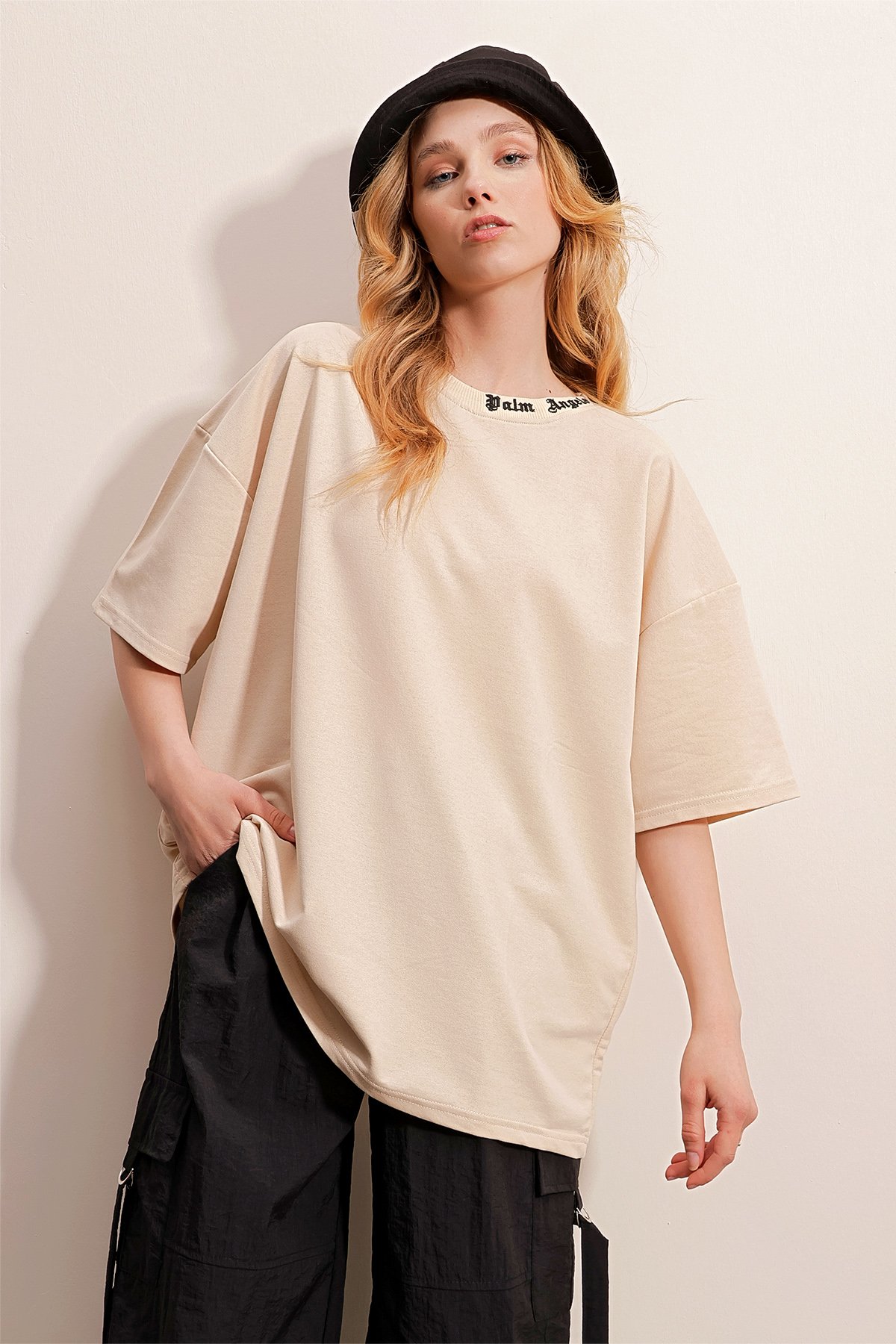 Bisiklet Yaka Sırt Ve Yaka Baskılı Oversize İki İplik T-Shirt - BEJ