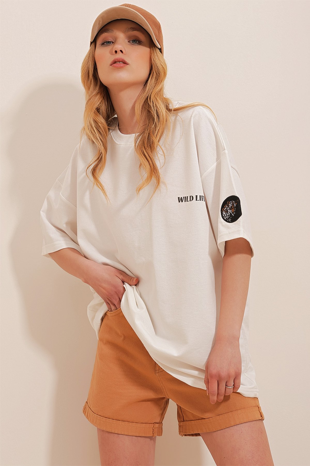Bisiklet Yaka Sırtı Baskılı %100 Pamuk Oversize Unisex T-Shirt - BEYAZ