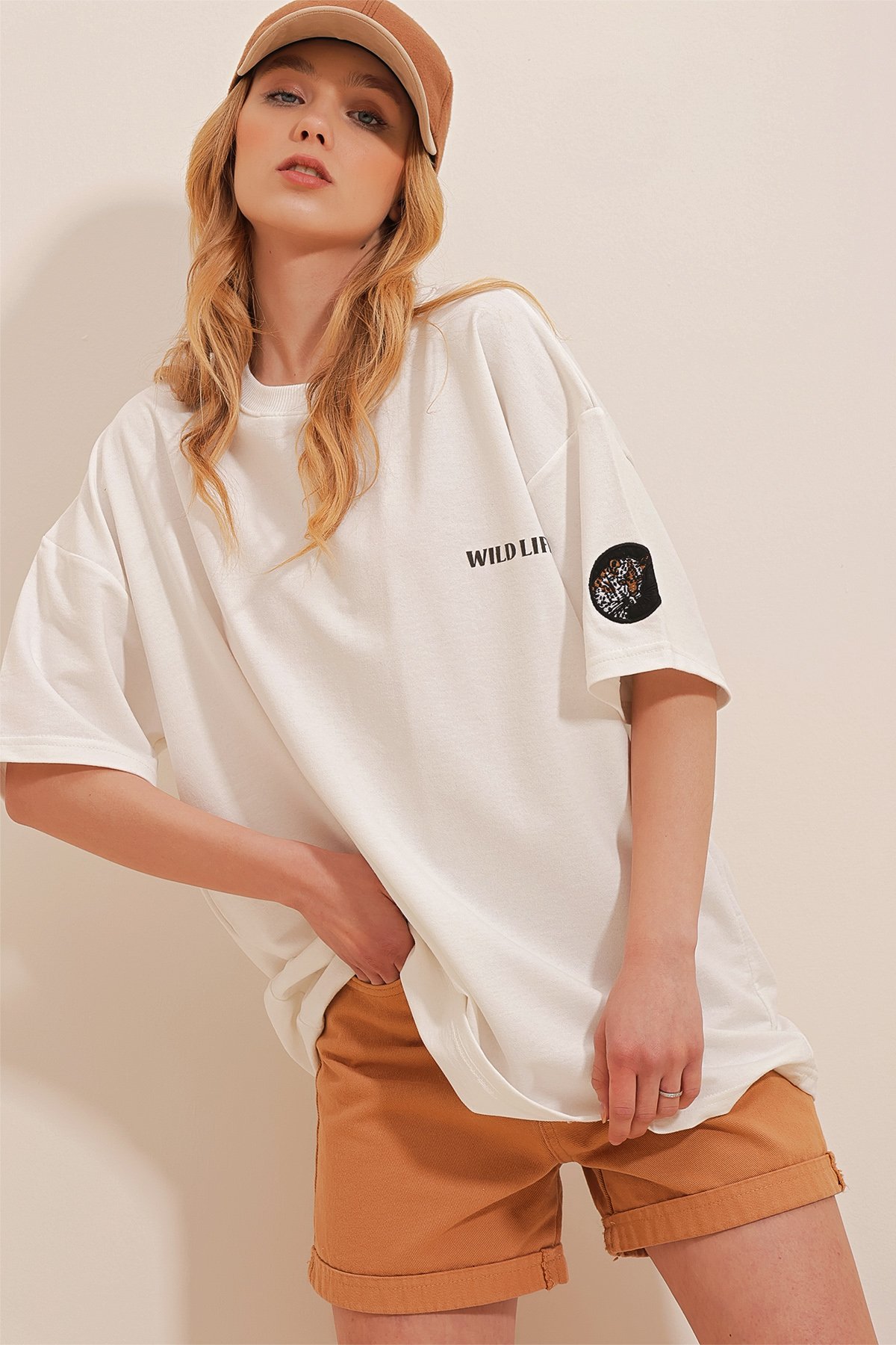 Bisiklet Yaka Sırtı Baskılı %100 Pamuk Oversize Unisex T-Shirt - BEYAZ