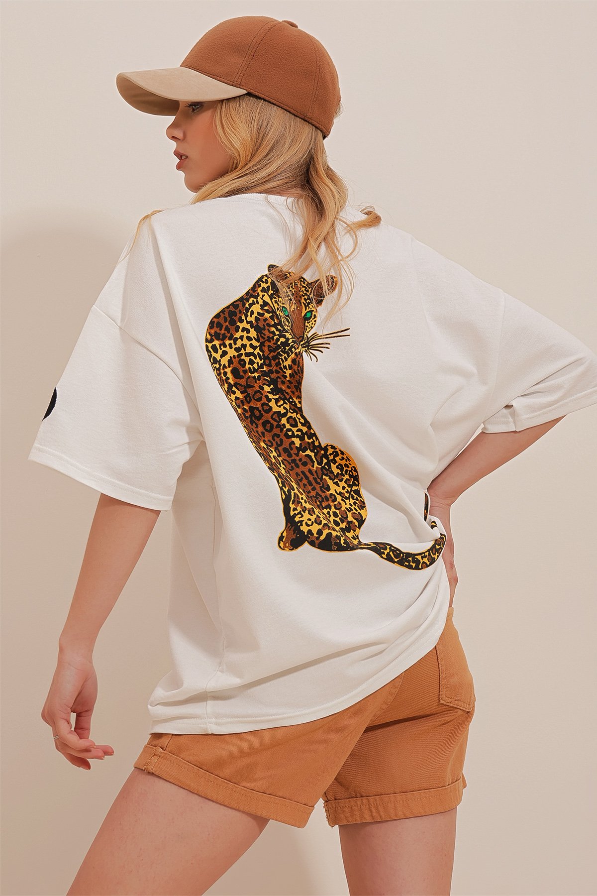 Bisiklet Yaka Sırtı Baskılı %100 Pamuk Oversize Unisex T-Shirt - BEYAZ