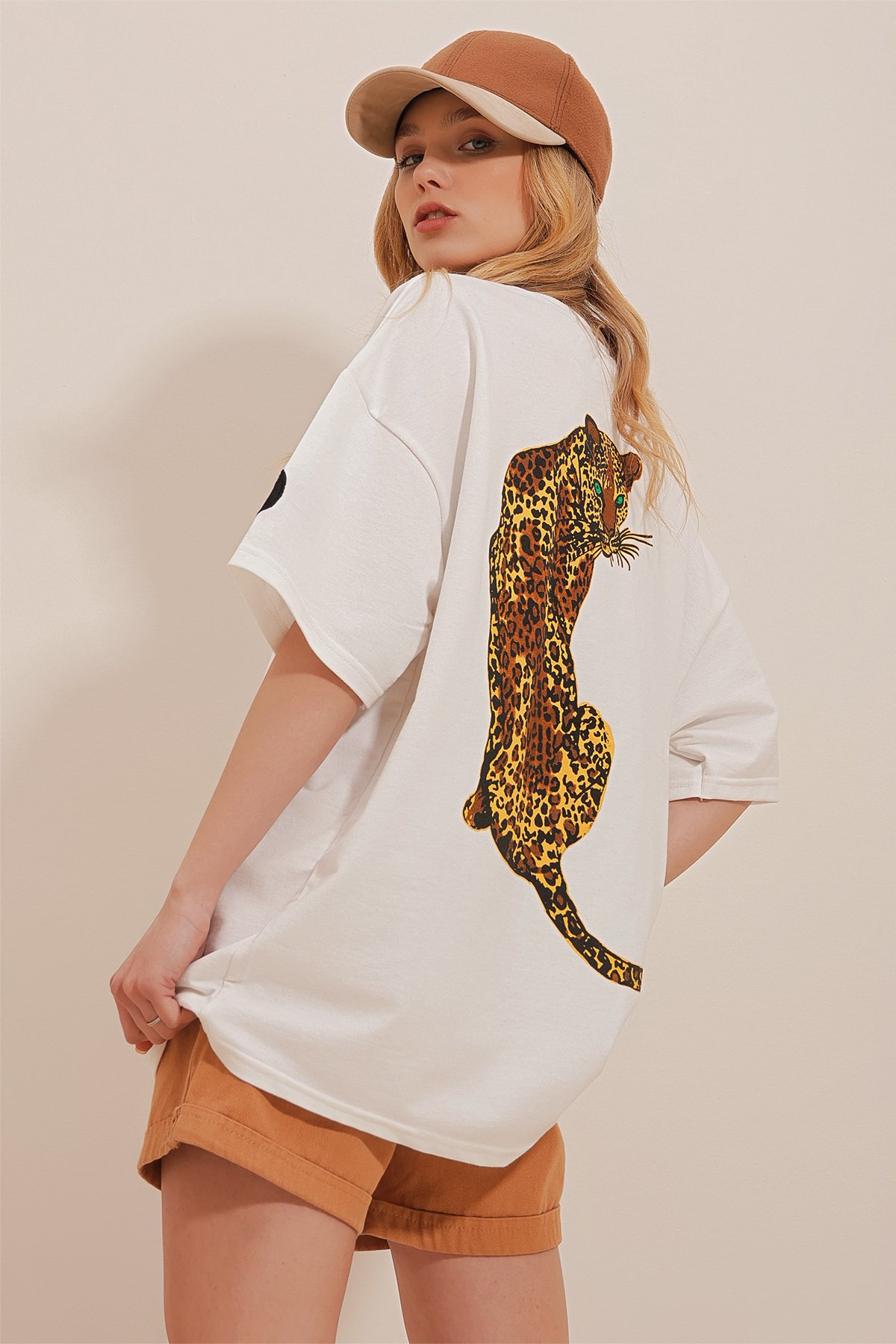 Bisiklet Yaka Sırtı Baskılı %100 Pamuk Oversize Unisex T-Shirt - BEYAZ