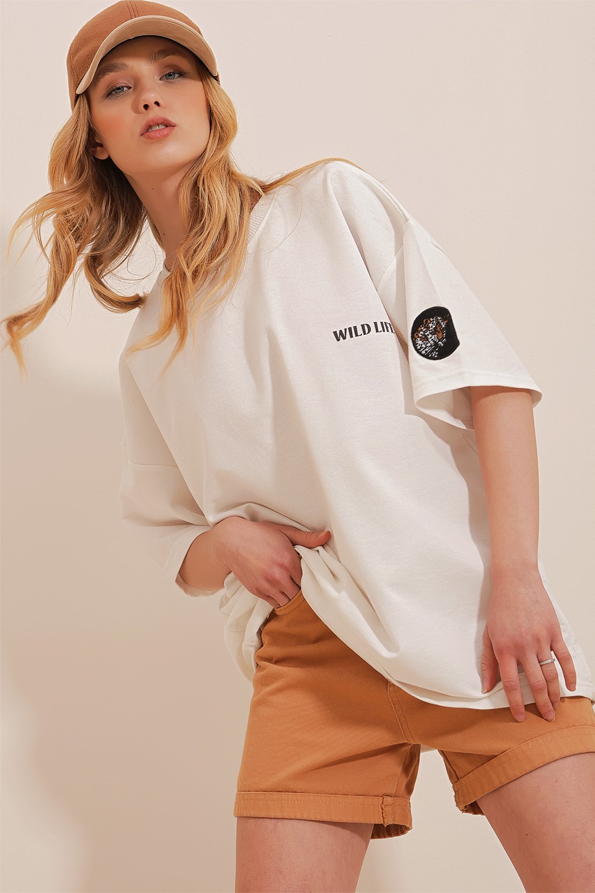 Bisiklet Yaka Sırtı Baskılı %100 Pamuk Oversize Unisex T-Shirt - BEYAZ