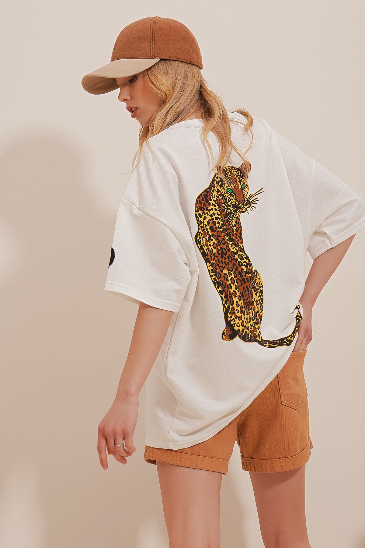 Bisiklet Yaka Sırtı Baskılı %100 Pamuk Oversize Unisex T-Shirt - BEYAZ