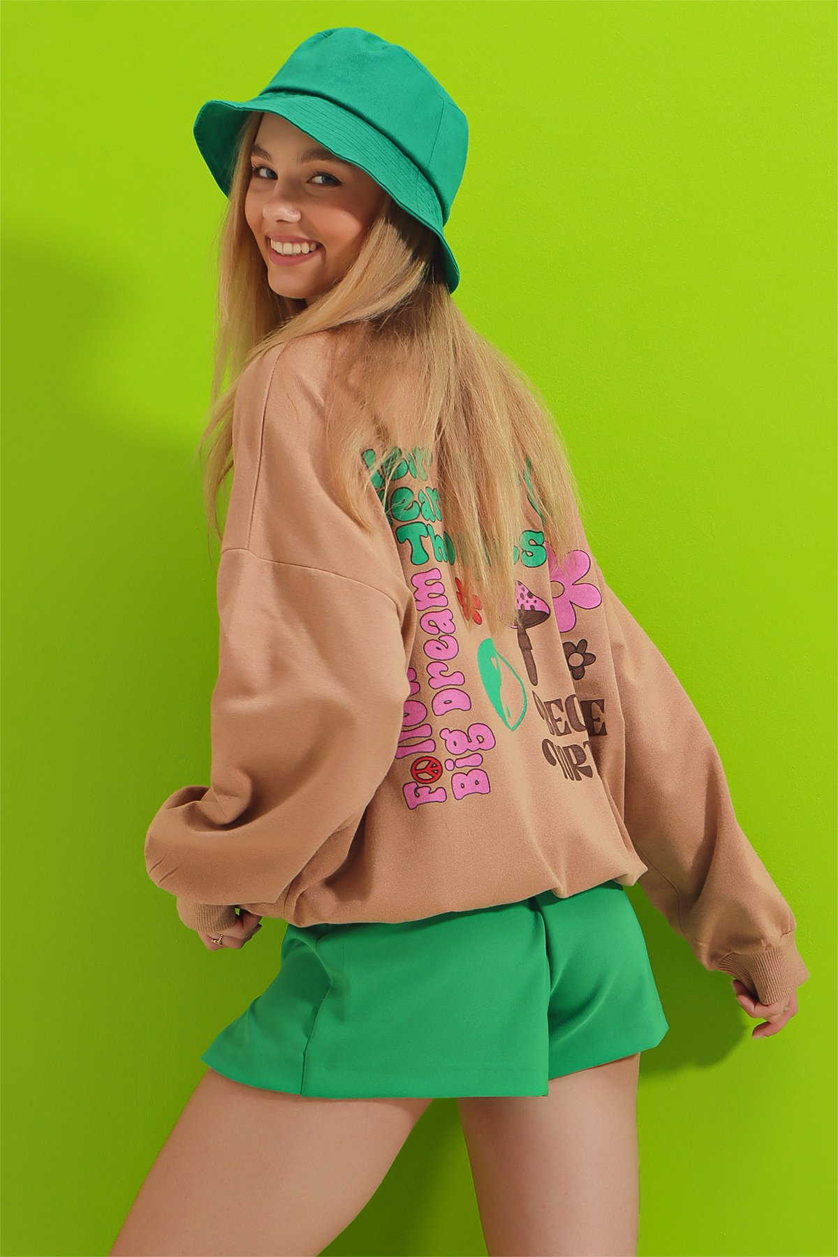 Bisiklet Yaka Sırtı Baskılı Sweatshirt - Bisküvi