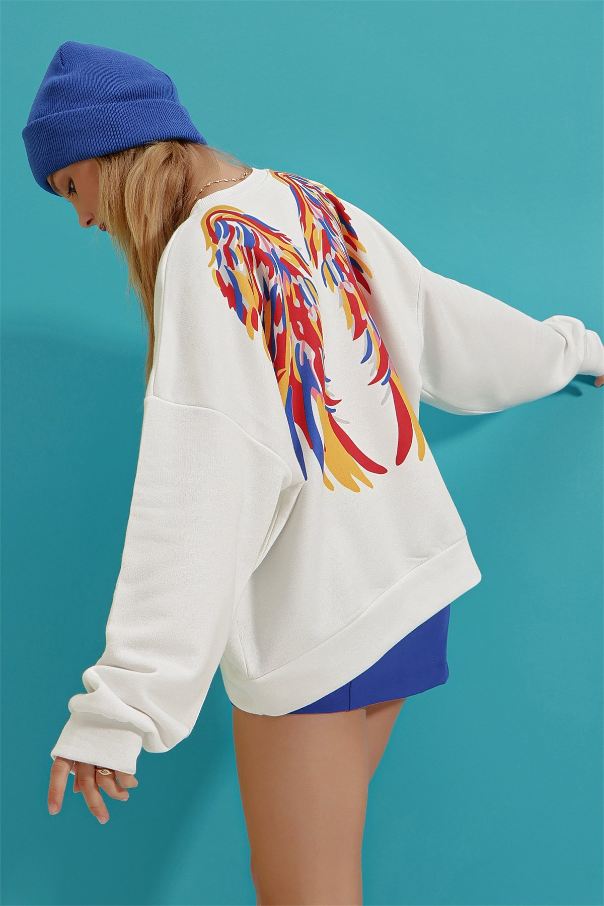 Bisiklet Yaka Sırtı Kanat Baskılı Oversize Sweatshirt - Beyaz