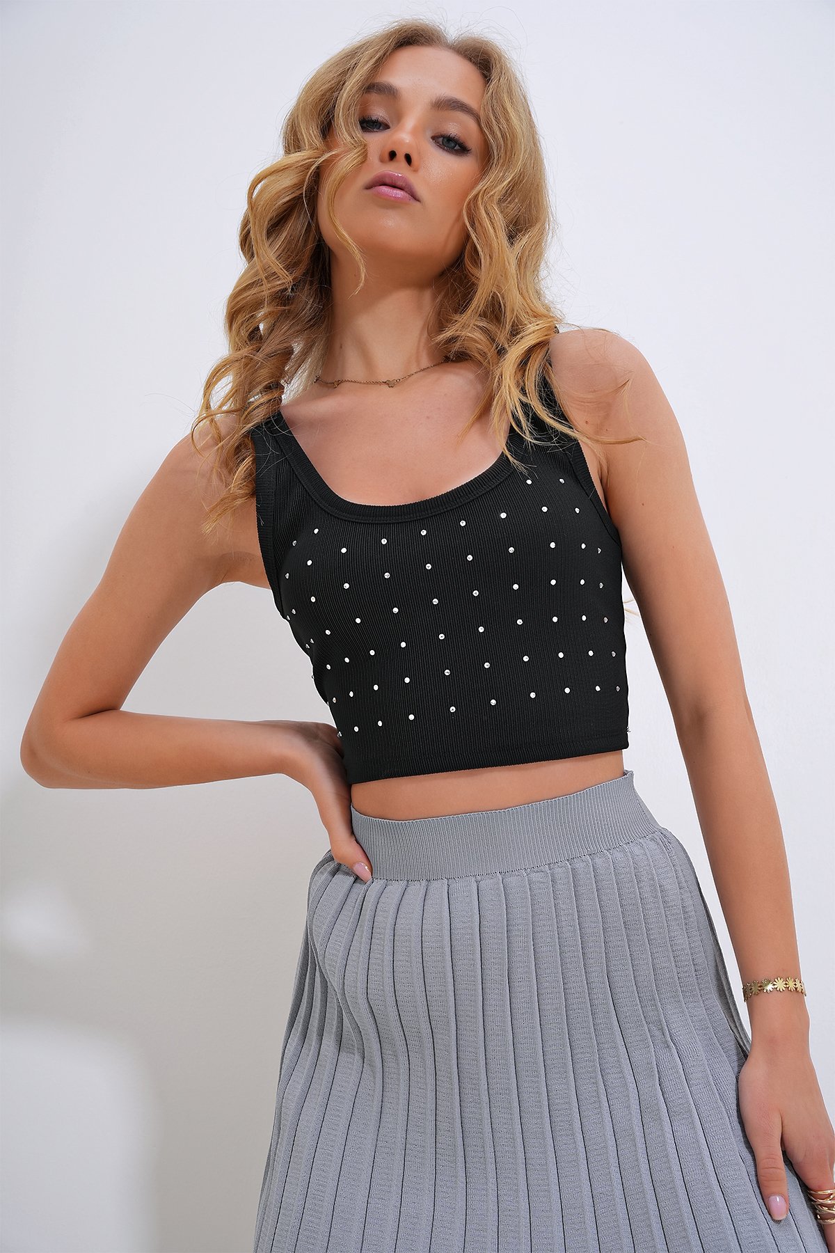 Bisiklet Yaka Taş İşlemeli Ottoban Crop Bluz - Siyah