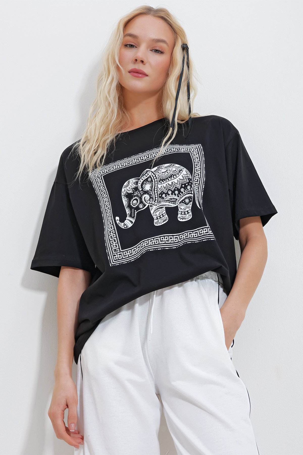 Bisiklet Yaka Taşlı Fil Baskılı Oversize T-Shirt - SİYAH