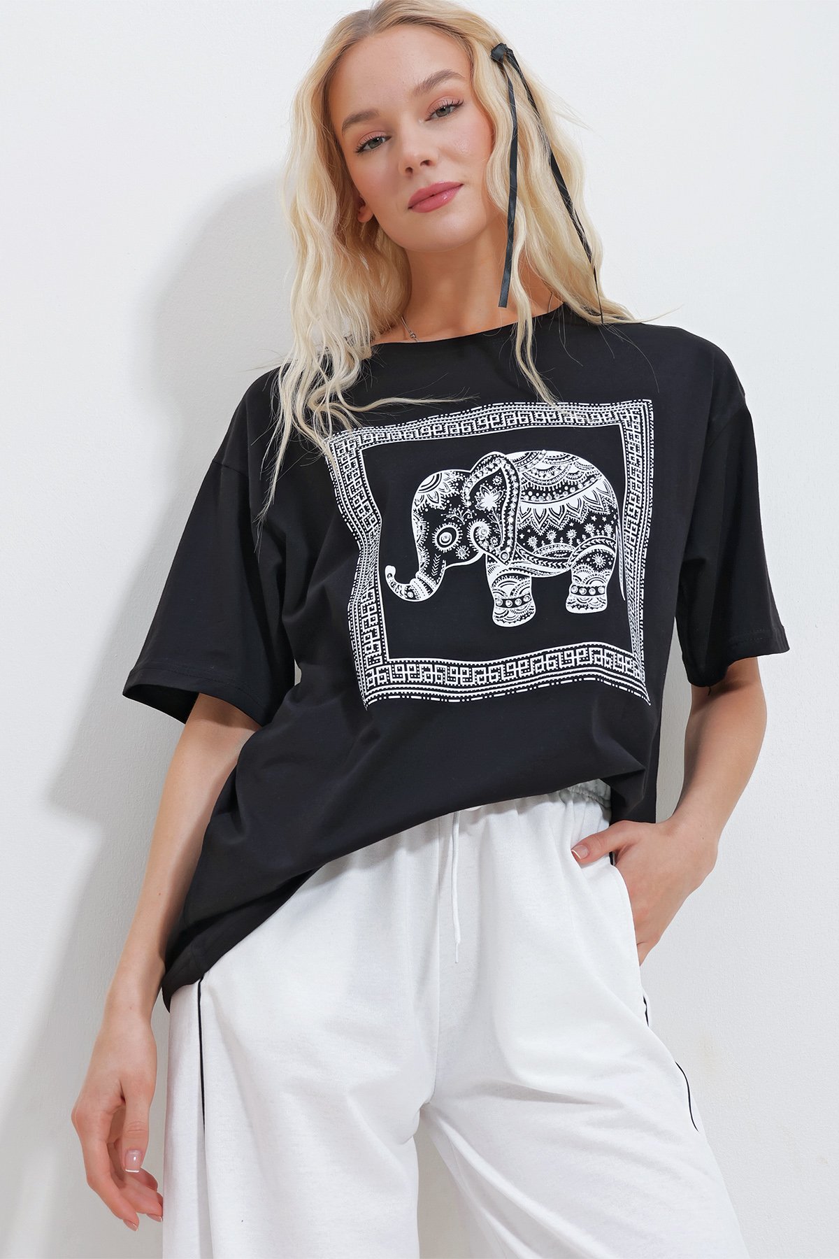 Bisiklet Yaka Taşlı Fil Baskılı Oversize T-Shirt - SİYAH