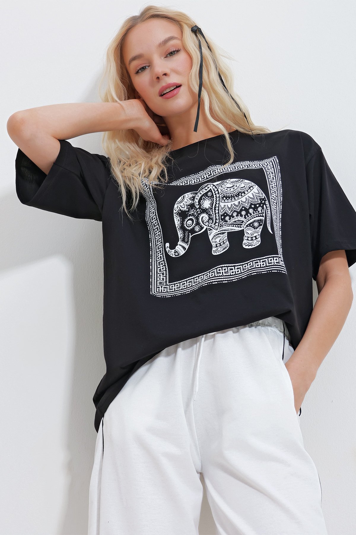 Bisiklet Yaka Taşlı Fil Baskılı Oversize T-Shirt - SİYAH