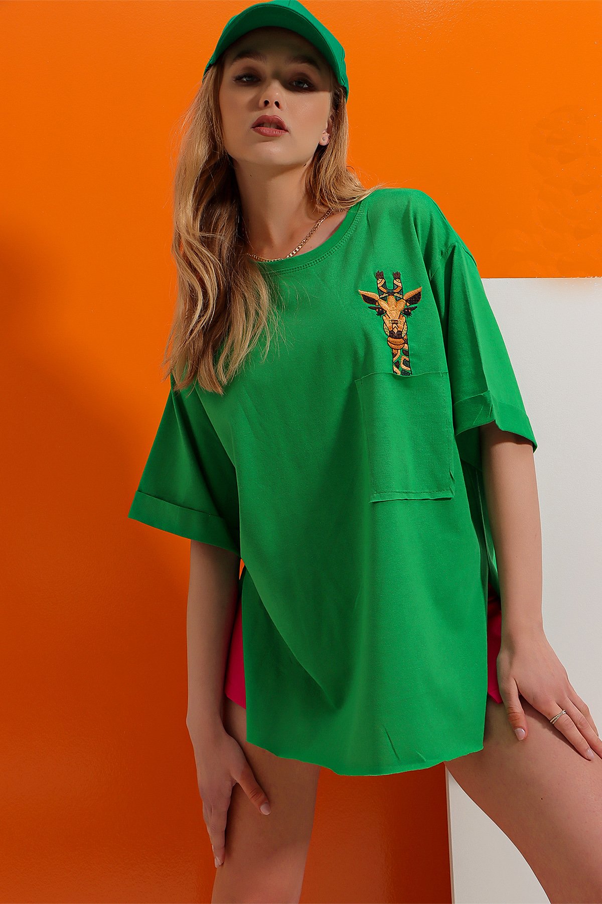 Bisiklet Yaka Tek Cepli Zürafa Nakış İşlemeli Duble Kol Lazer Kesim Oversize T-Shirt - Yeşil
