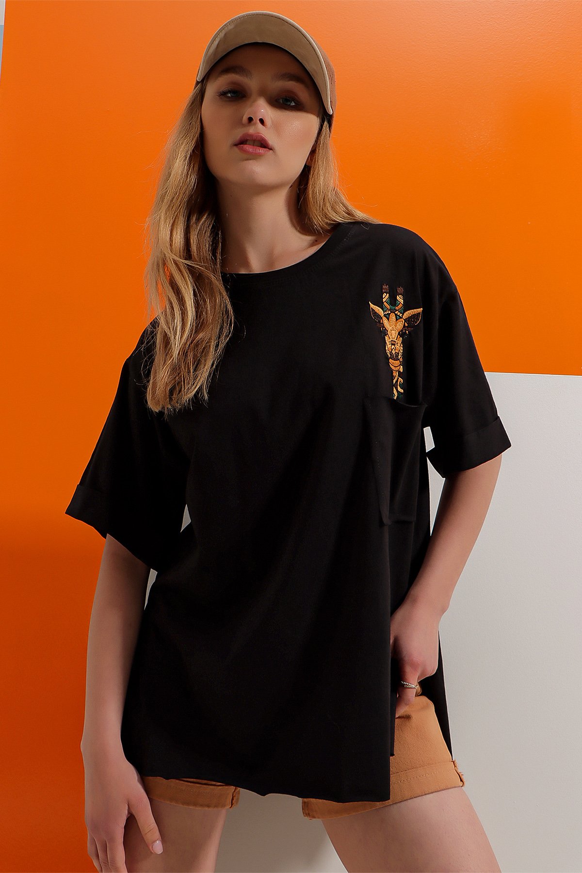 Bisiklet Yaka Tek Cepli Zürafa Nakış İşlemeli Duble Kol Lazer Kesim Oversize T-Shirt - Siyah