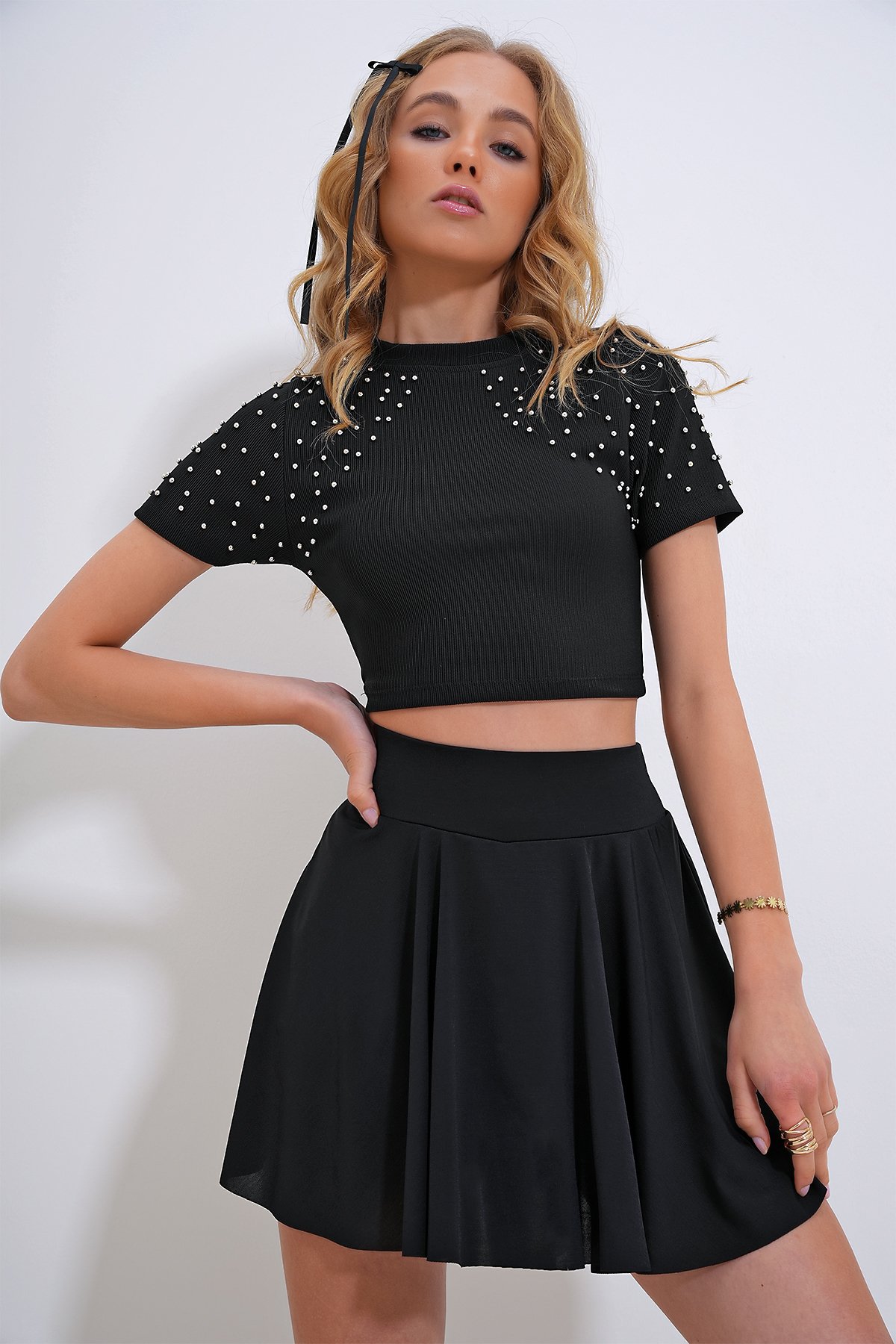 Bisiklet Yaka Trok Çakımlı Ottoban Crop Bluz - Siyah