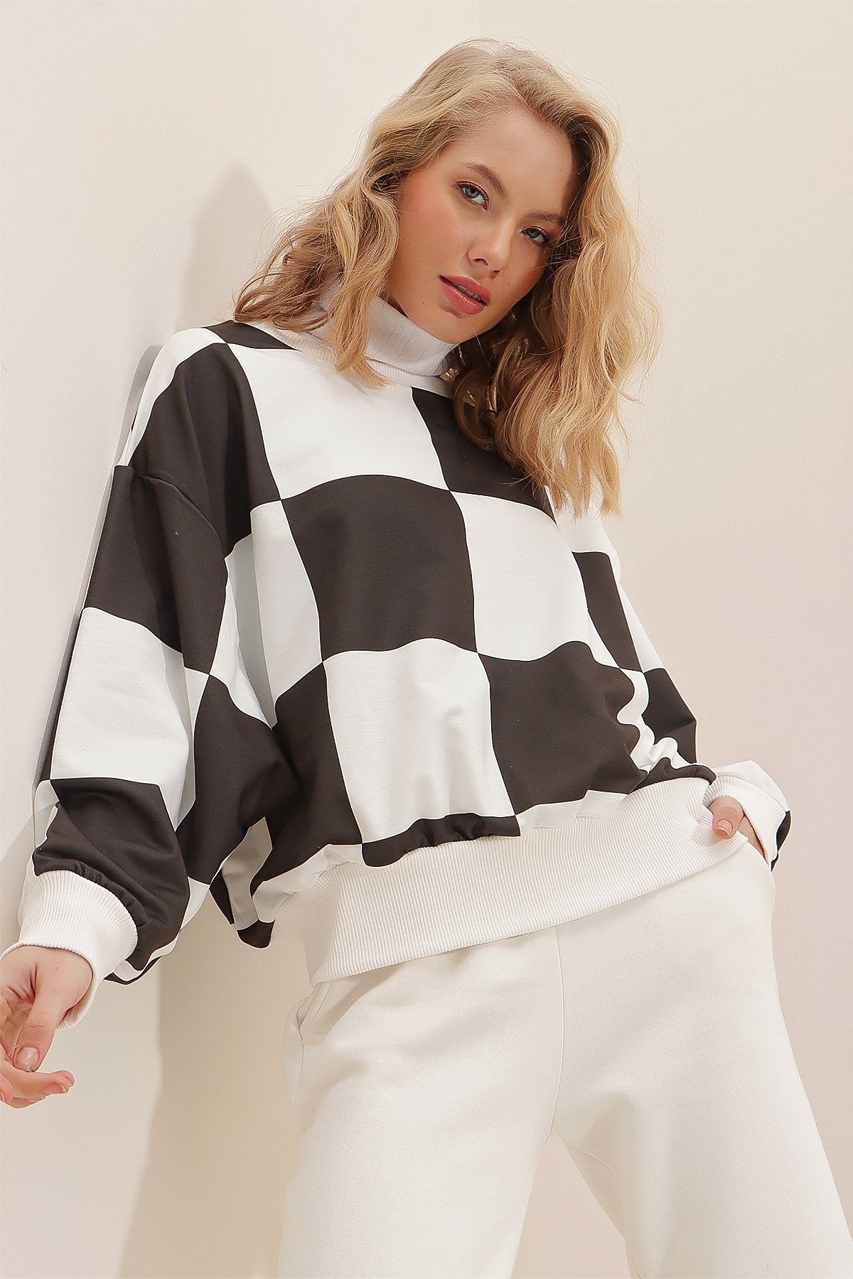 Bisiklet Yaka Uzun Kollu Dama Desenli Sweatshirt - Siyah