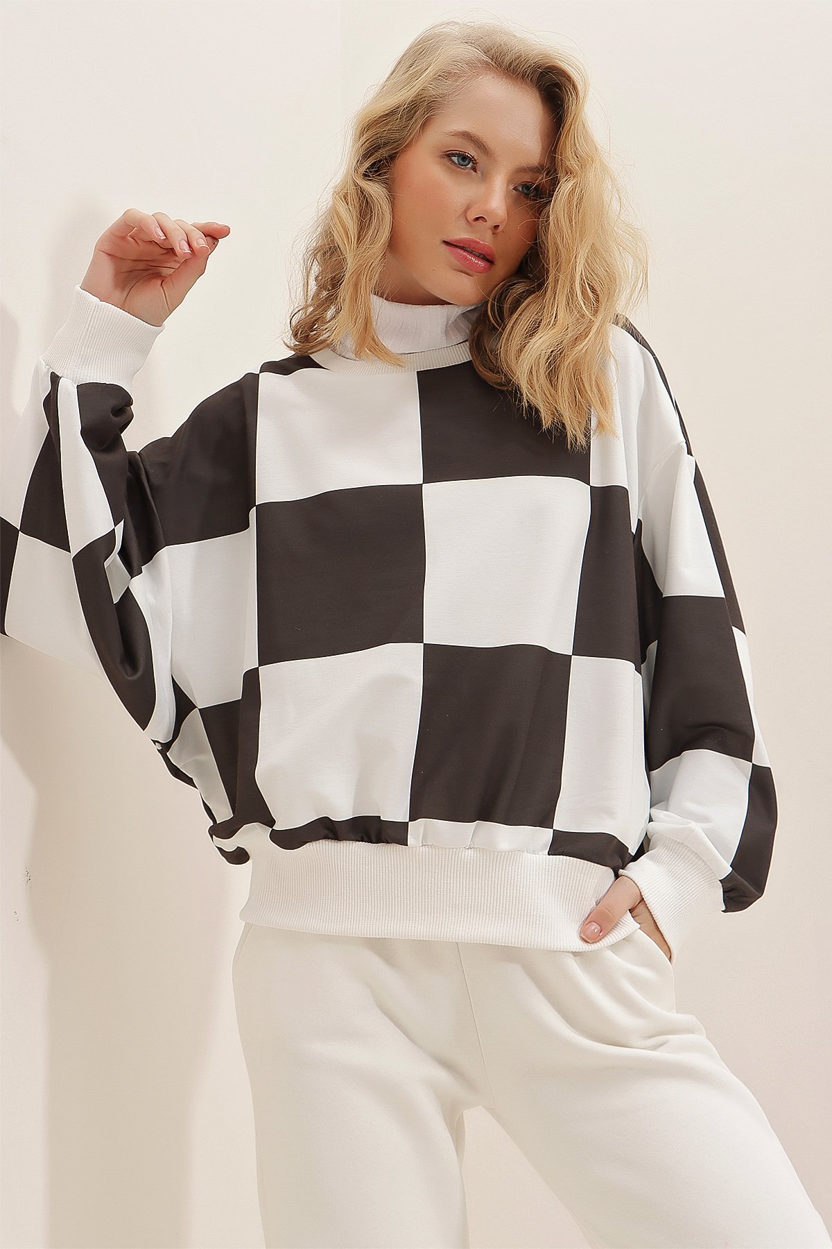 Bisiklet Yaka Uzun Kollu Dama Desenli Sweatshirt - Siyah