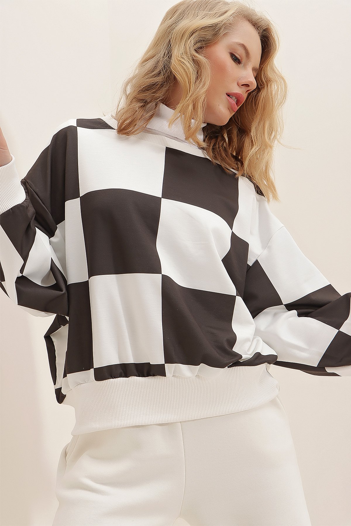Bisiklet Yaka Uzun Kollu Dama Desenli Sweatshirt - Siyah
