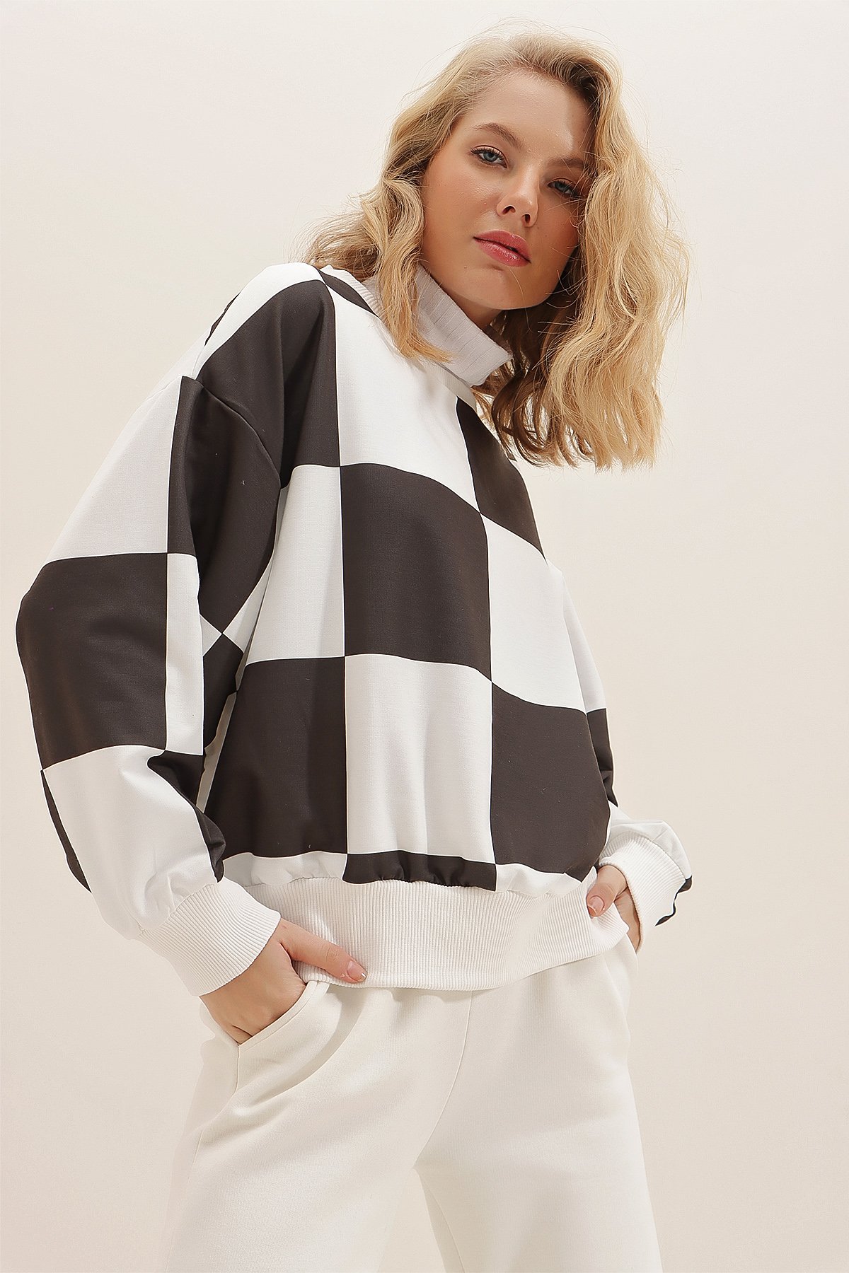 Bisiklet Yaka Uzun Kollu Dama Desenli Sweatshirt - Siyah