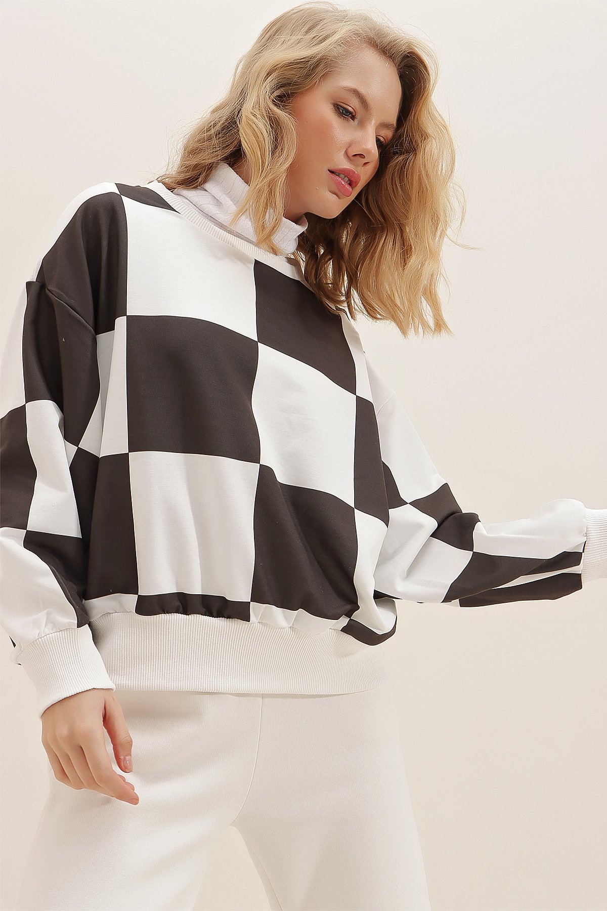 Bisiklet Yaka Uzun Kollu Dama Desenli Sweatshirt - Siyah