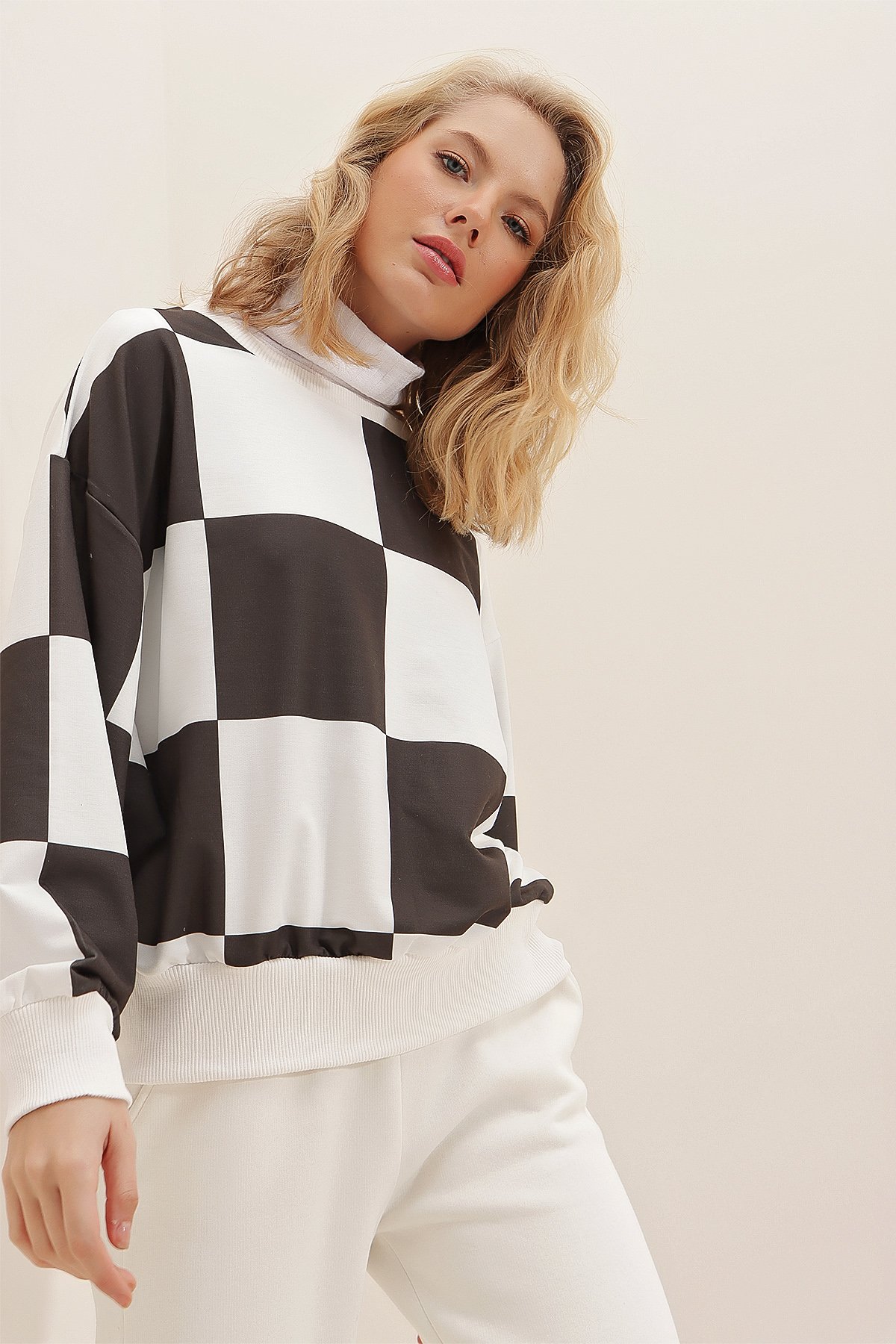 Bisiklet Yaka Uzun Kollu Dama Desenli Sweatshirt - Siyah