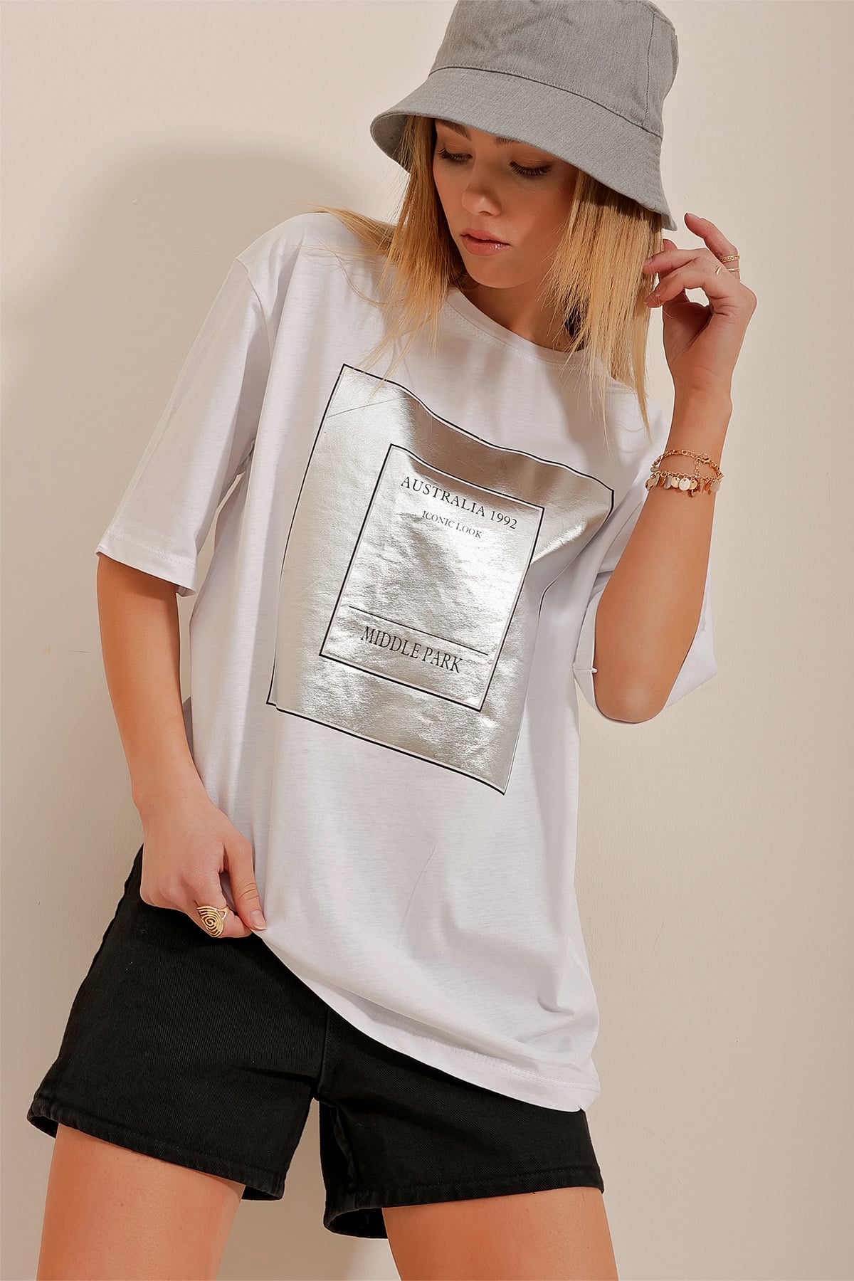 Bisiklet Yaka Varak Baskılı Oversize T-Shirt - Beyaz