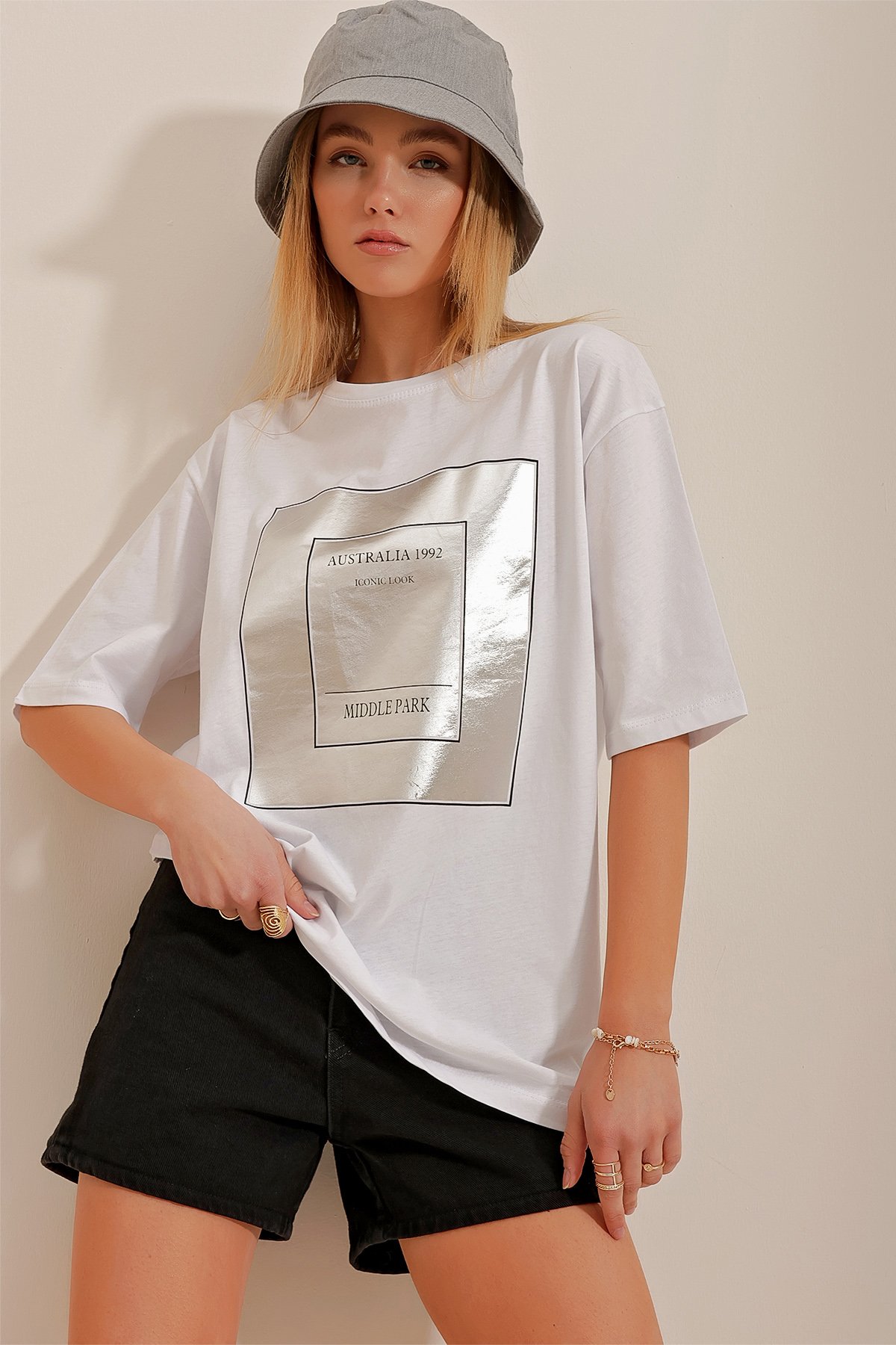 Bisiklet Yaka Varak Baskılı Oversize T-Shirt - Beyaz