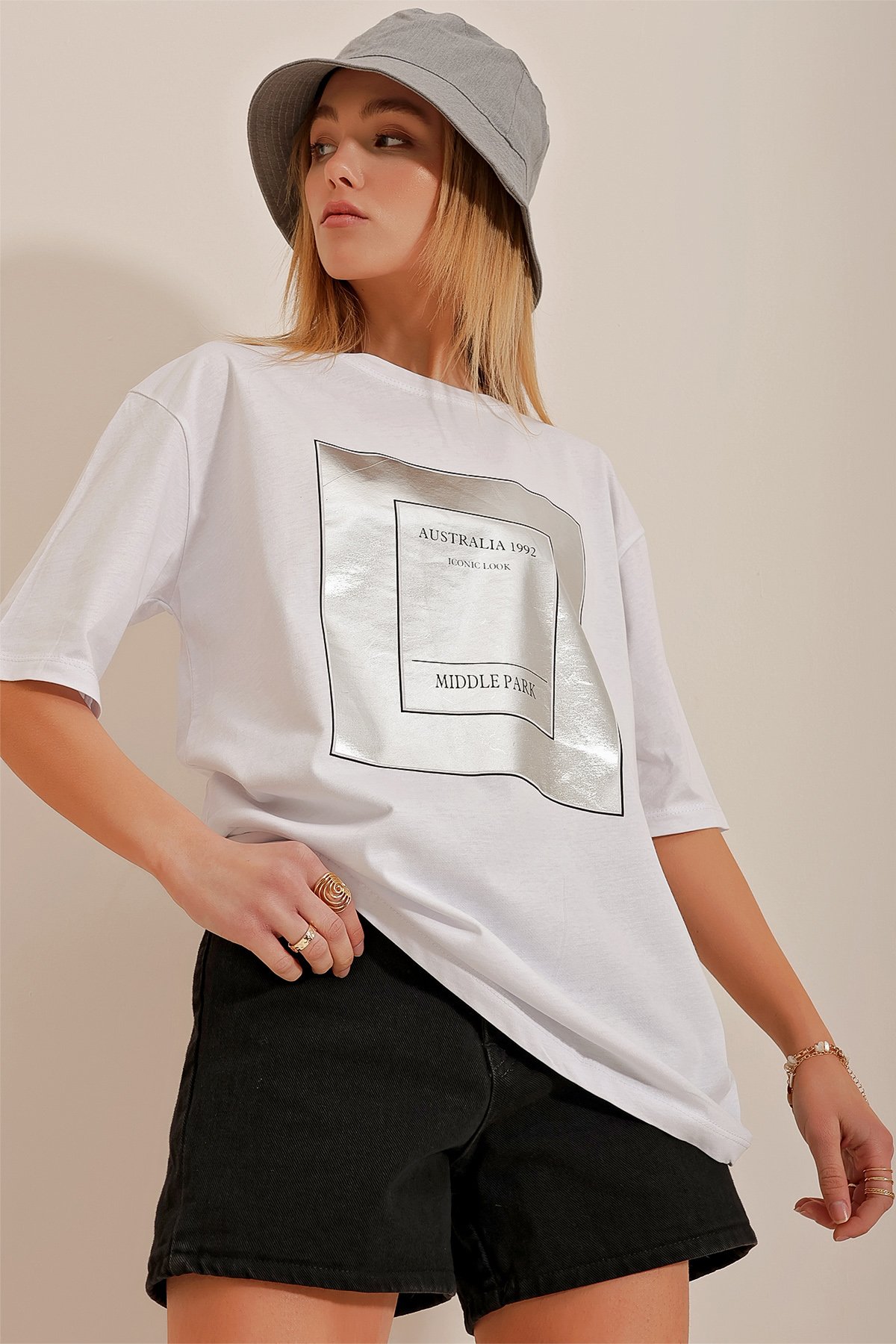 Bisiklet Yaka Varak Baskılı Oversize T-Shirt - Beyaz