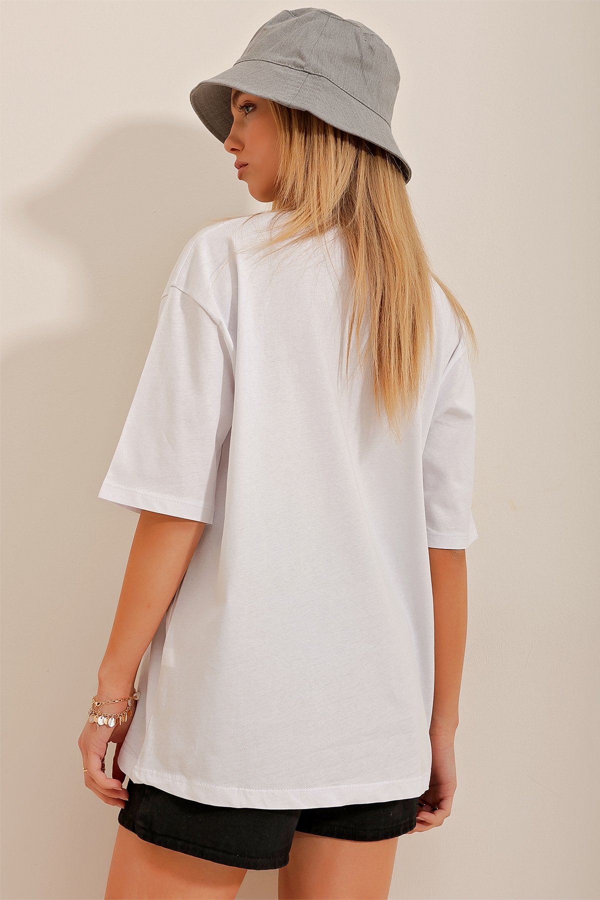 Bisiklet Yaka Varak Baskılı Oversize T-Shirt - Beyaz