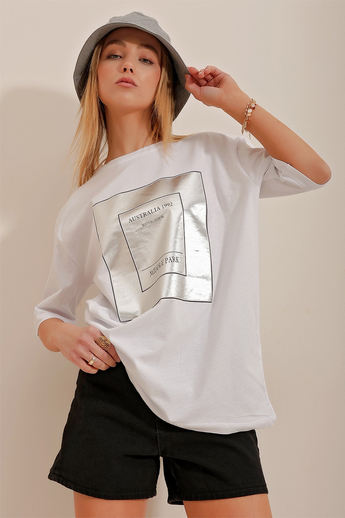 Bisiklet Yaka Varak Baskılı Oversize T-Shirt - Beyaz