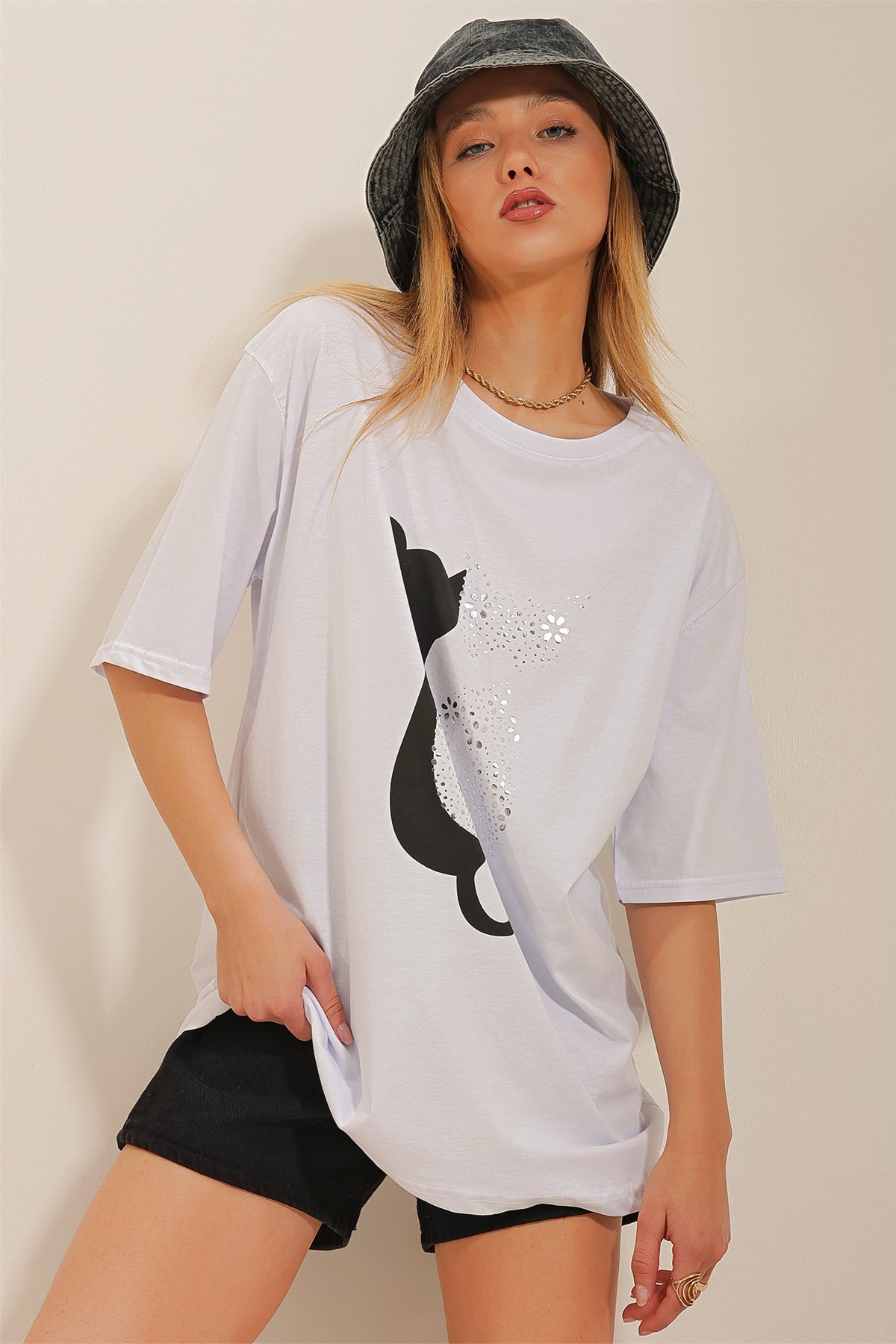 Bisiklet Yaka Vatkalı Önü Nakışlı T-Shirt - Beyaz