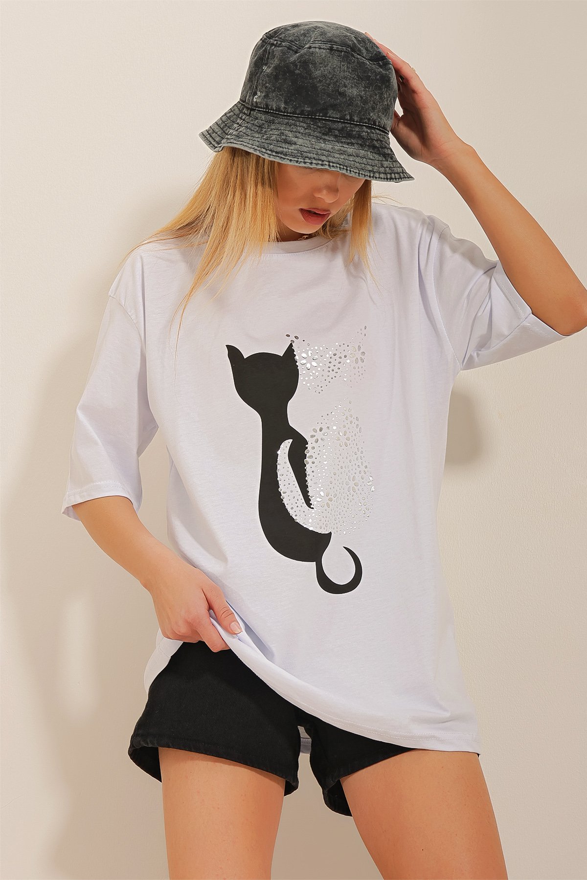 Bisiklet Yaka Vatkalı Önü Nakışlı T-Shirt - Beyaz