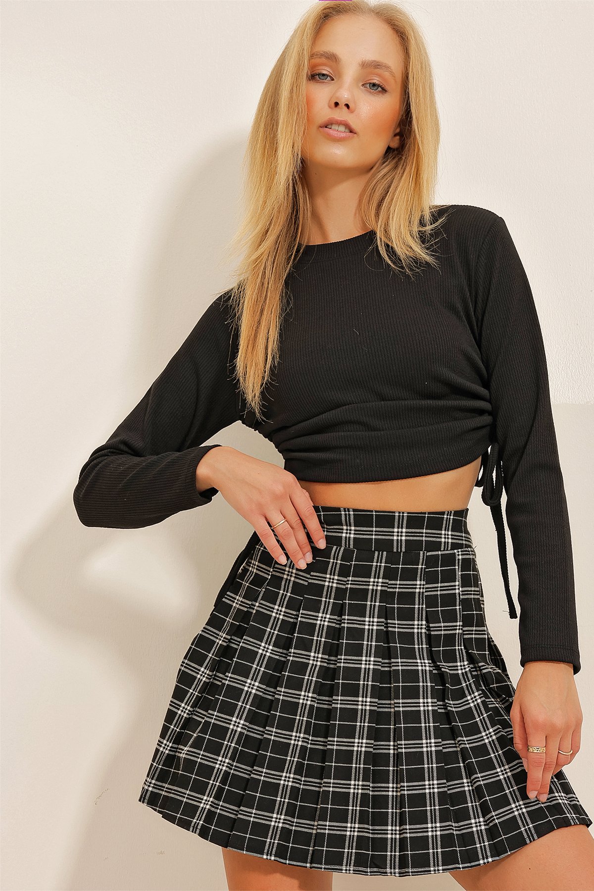 Bisiklet Yaka Yanı Büzgülü Fitilli Crop Örme Bluz - Siyah