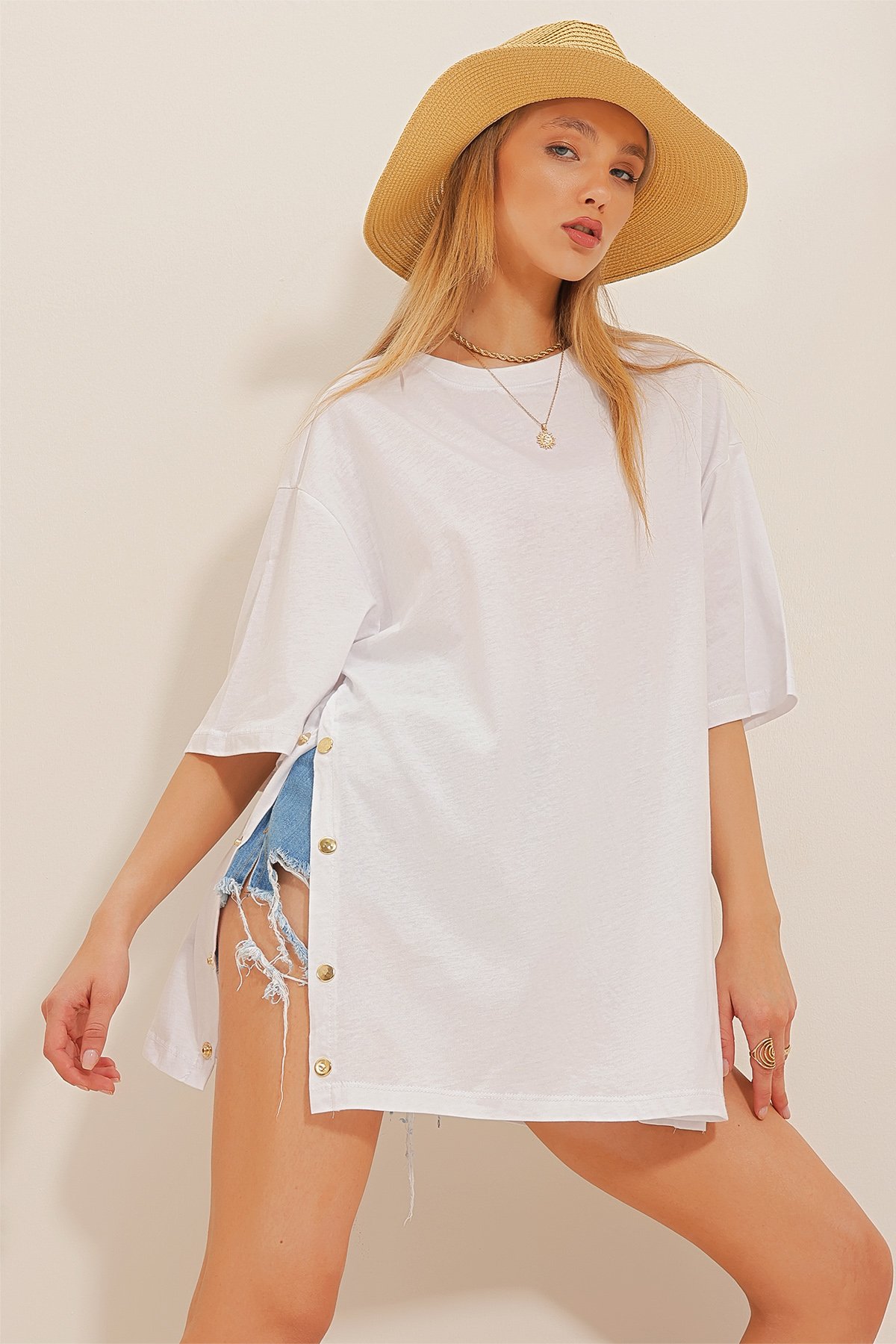 Bisiklet Yaka Yanı Gold Çıtçıtlı Oversize T-Shirt - Beyaz