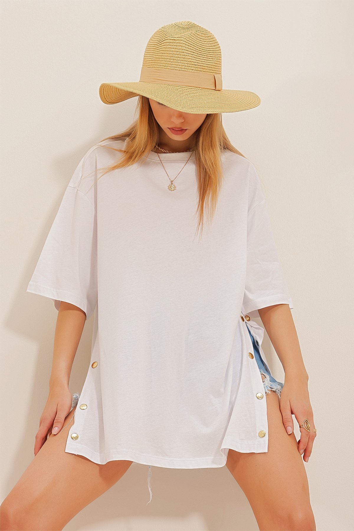 Bisiklet Yaka Yanı Gold Çıtçıtlı Oversize T-Shirt - Beyaz