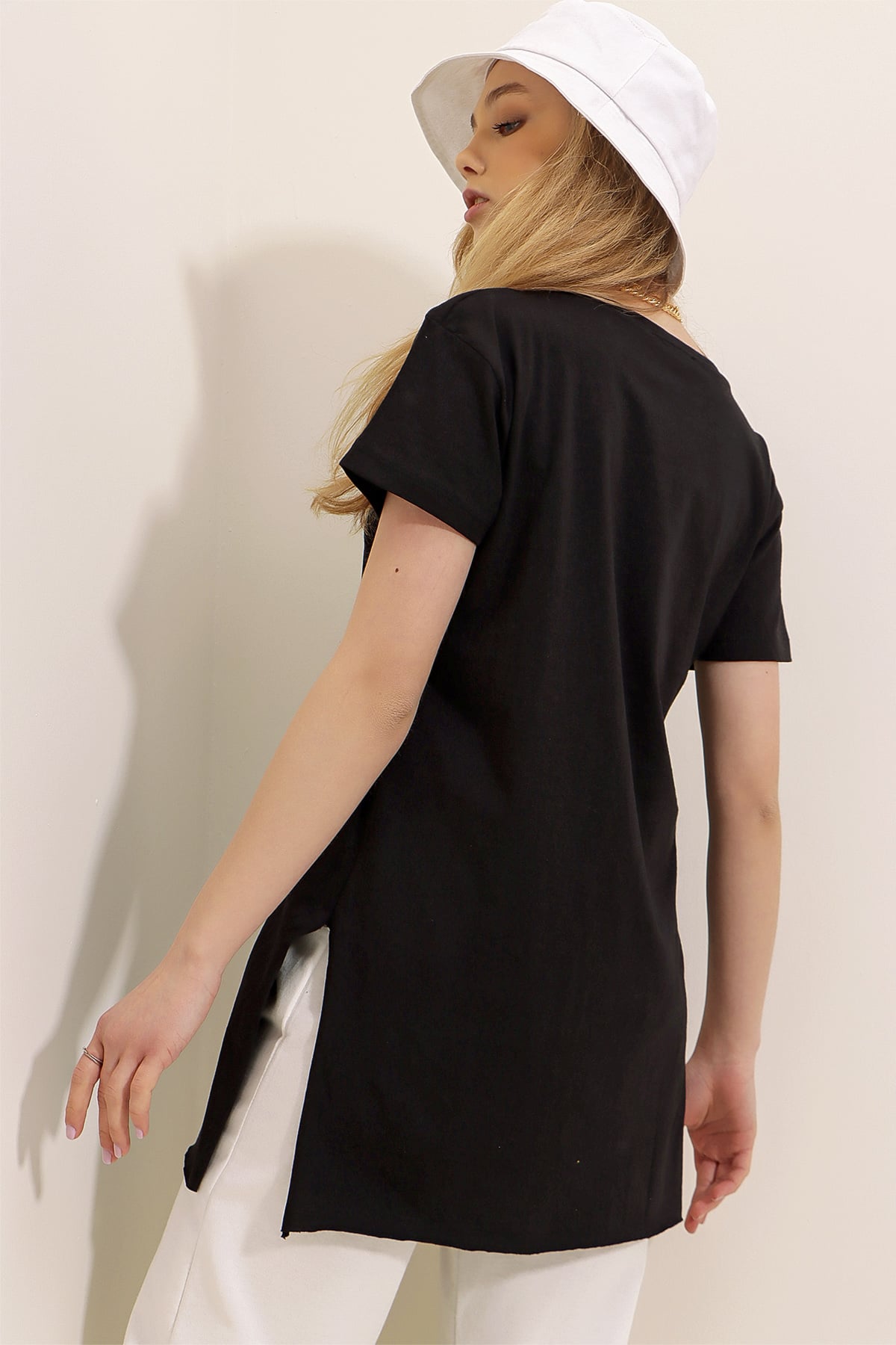 Bisiklet Yaka Yanı Yırtmaçlı Pamuklu Basic T-Shirt - Siyah