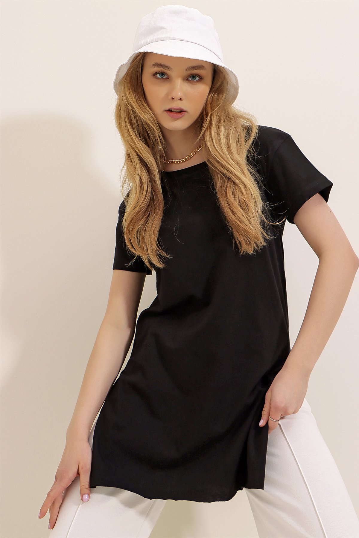 Bisiklet Yaka Yanı Yırtmaçlı Pamuklu Basic T-Shirt - Siyah