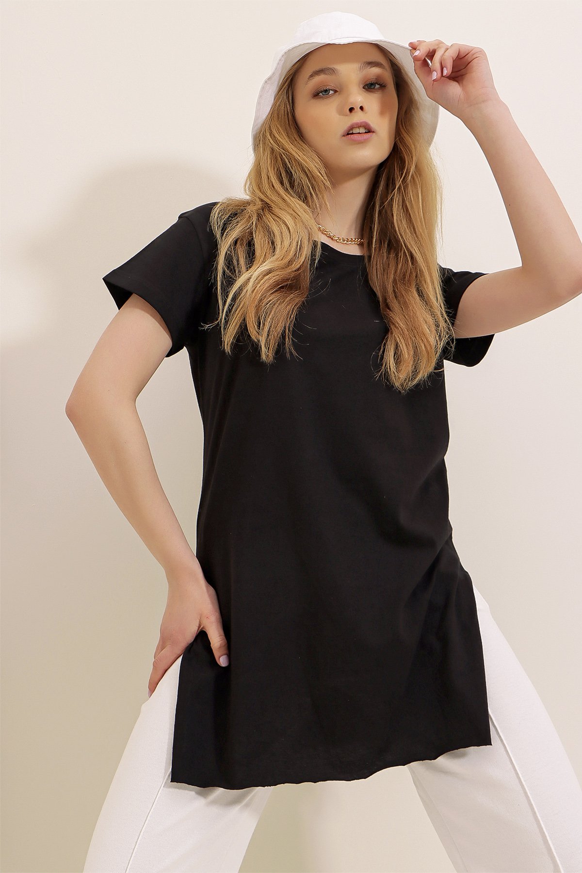 Bisiklet Yaka Yanı Yırtmaçlı Pamuklu Basic T-Shirt - Siyah