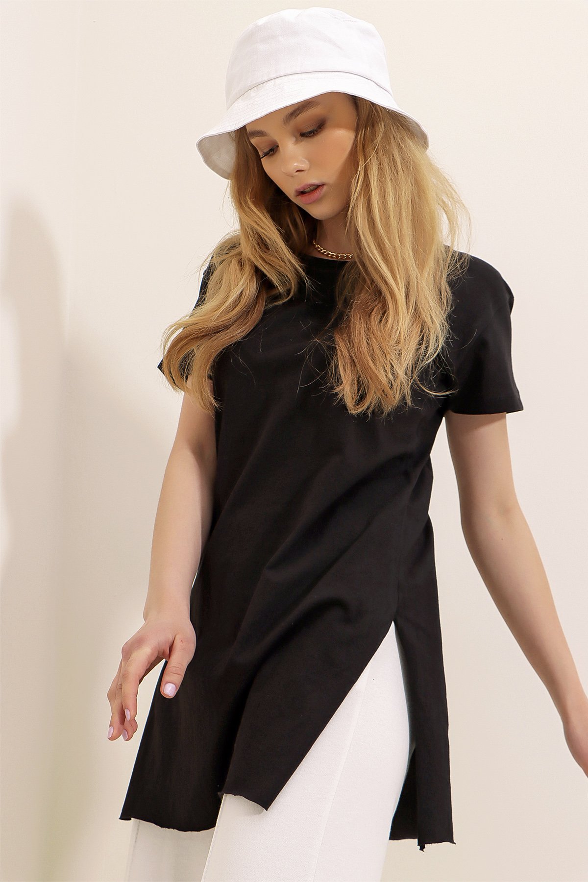 Bisiklet Yaka Yanı Yırtmaçlı Pamuklu Basic T-Shirt - Siyah