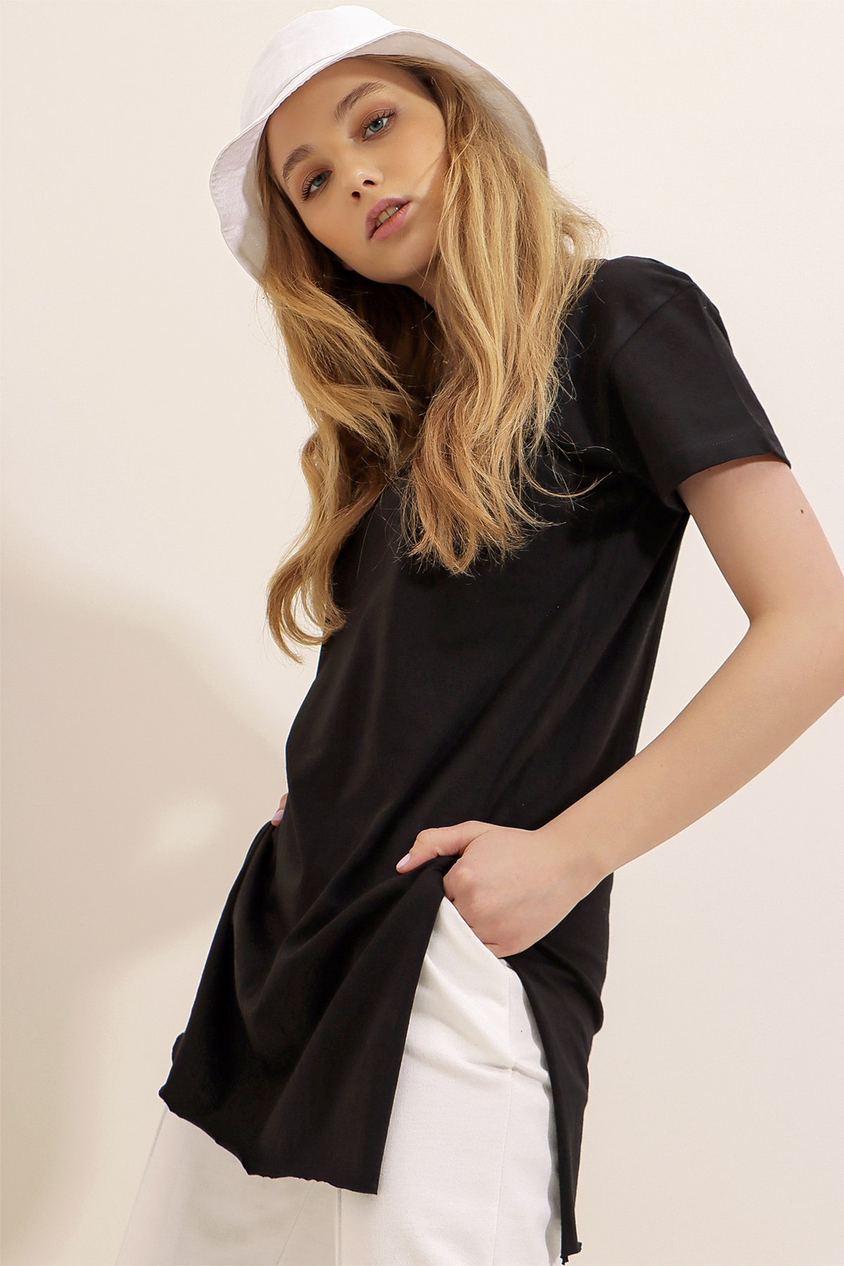 Bisiklet Yaka Yanı Yırtmaçlı Pamuklu Basic T-Shirt - Siyah