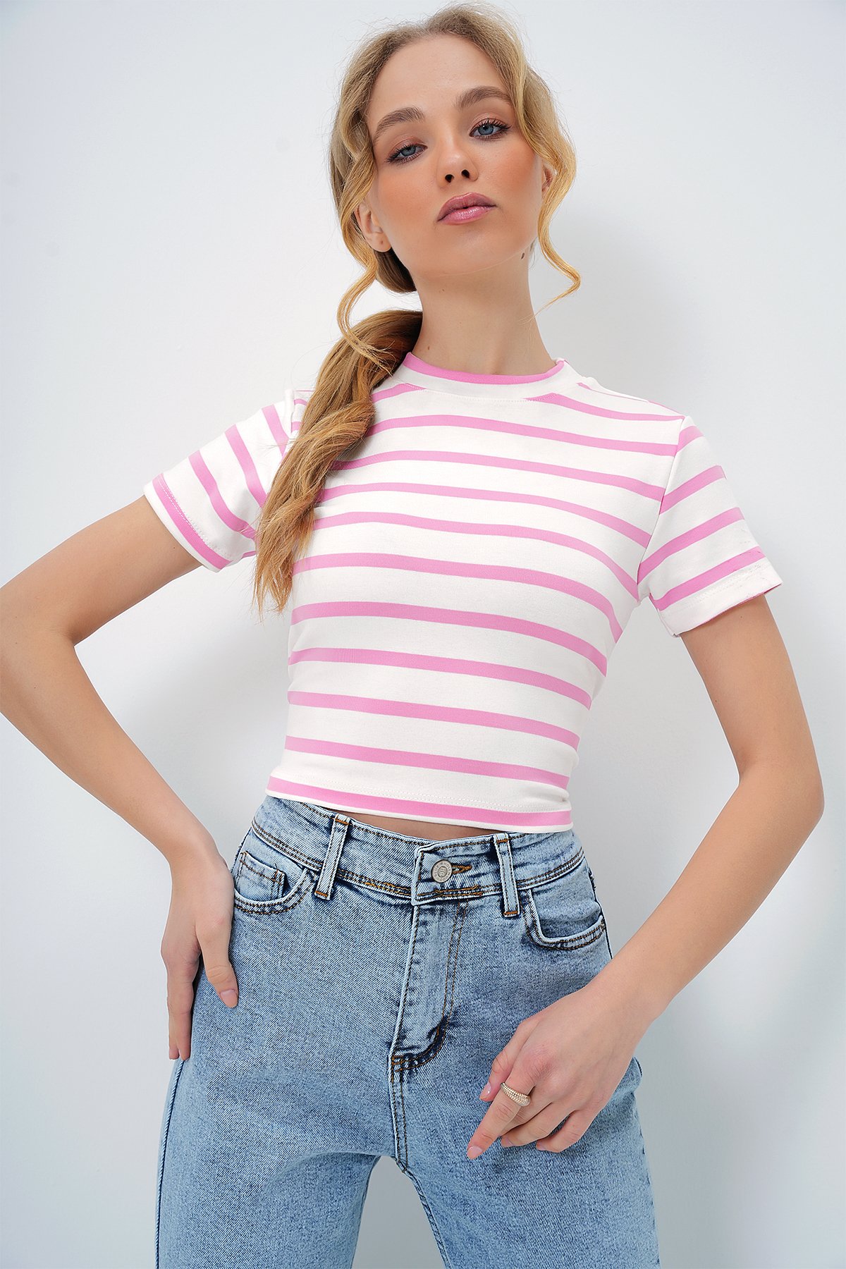 BİSİKLET YAKA YARIM KOL ÇİZGİLİ CROP BLUZ - PEMBE