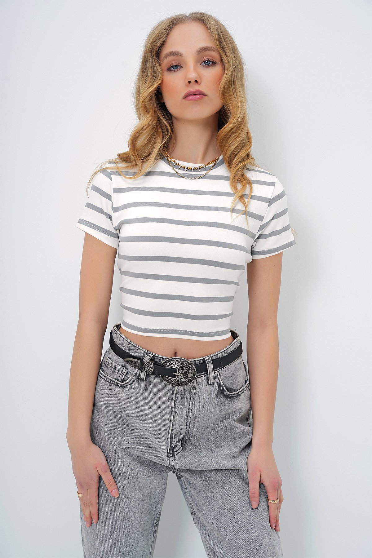 BİSİKLET YAKA YARIM KOL ÇİZGİLİ CROP BLUZ - GRİ