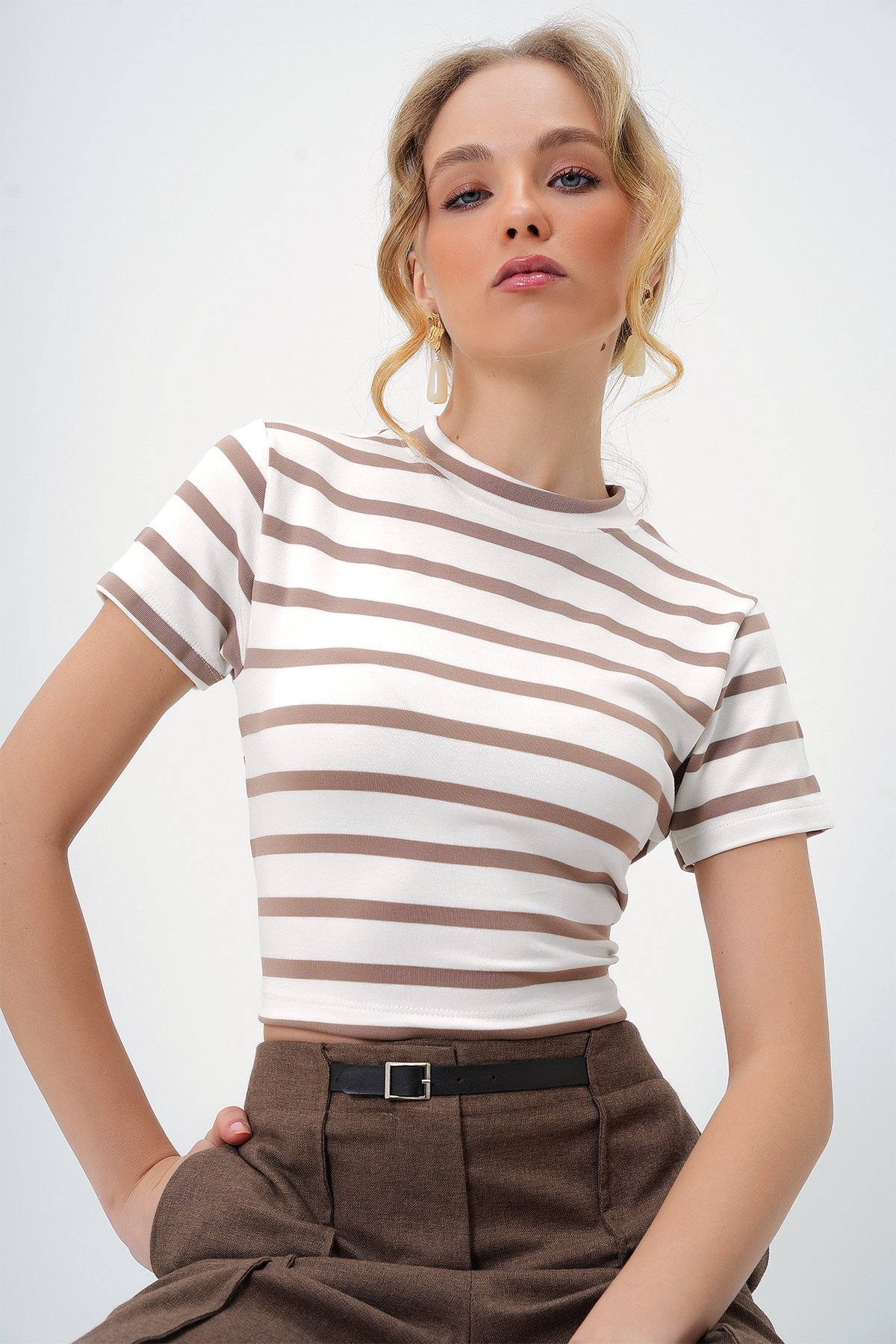 BİSİKLET YAKA YARIM KOL ÇİZGİLİ CROP BLUZ - KOYU BEJ
