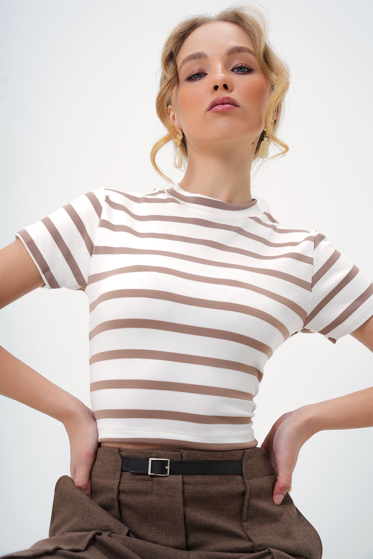 BİSİKLET YAKA YARIM KOL ÇİZGİLİ CROP BLUZ - KOYU BEJ