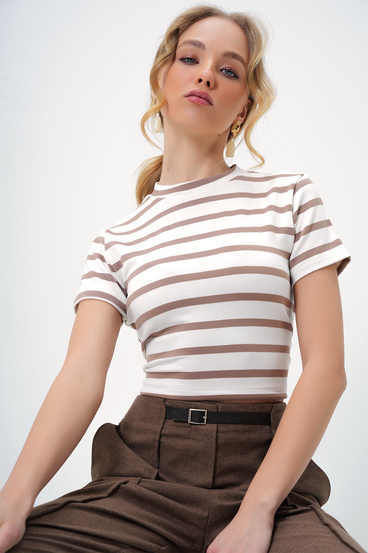 BİSİKLET YAKA YARIM KOL ÇİZGİLİ CROP BLUZ - KOYU BEJ